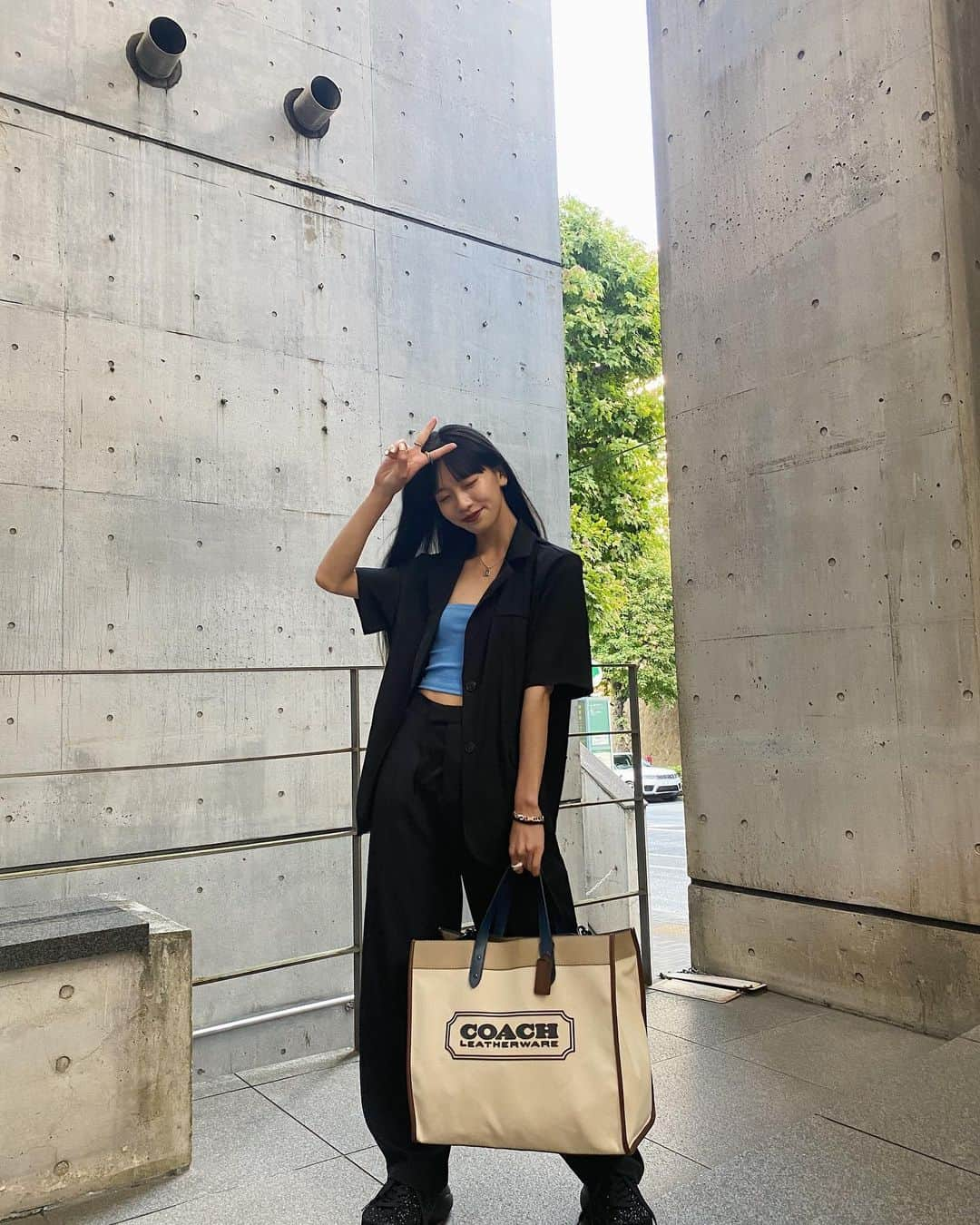 Hinaさんのインスタグラム写真 - (HinaInstagram)「ㅤㅤㅤㅤㅤㅤㅤㅤㅤㅤㅤㅤㅤ 収録からの撮影だった荷物の多い今日は @coach のバッグと @crocsjp が大活躍でした🥺🖤  ㅤㅤㅤㅤㅤㅤㅤㅤㅤㅤㅤㅤㅤ セットアップは @trifle_official 🖤」6月1日 21時12分 - hina_faky