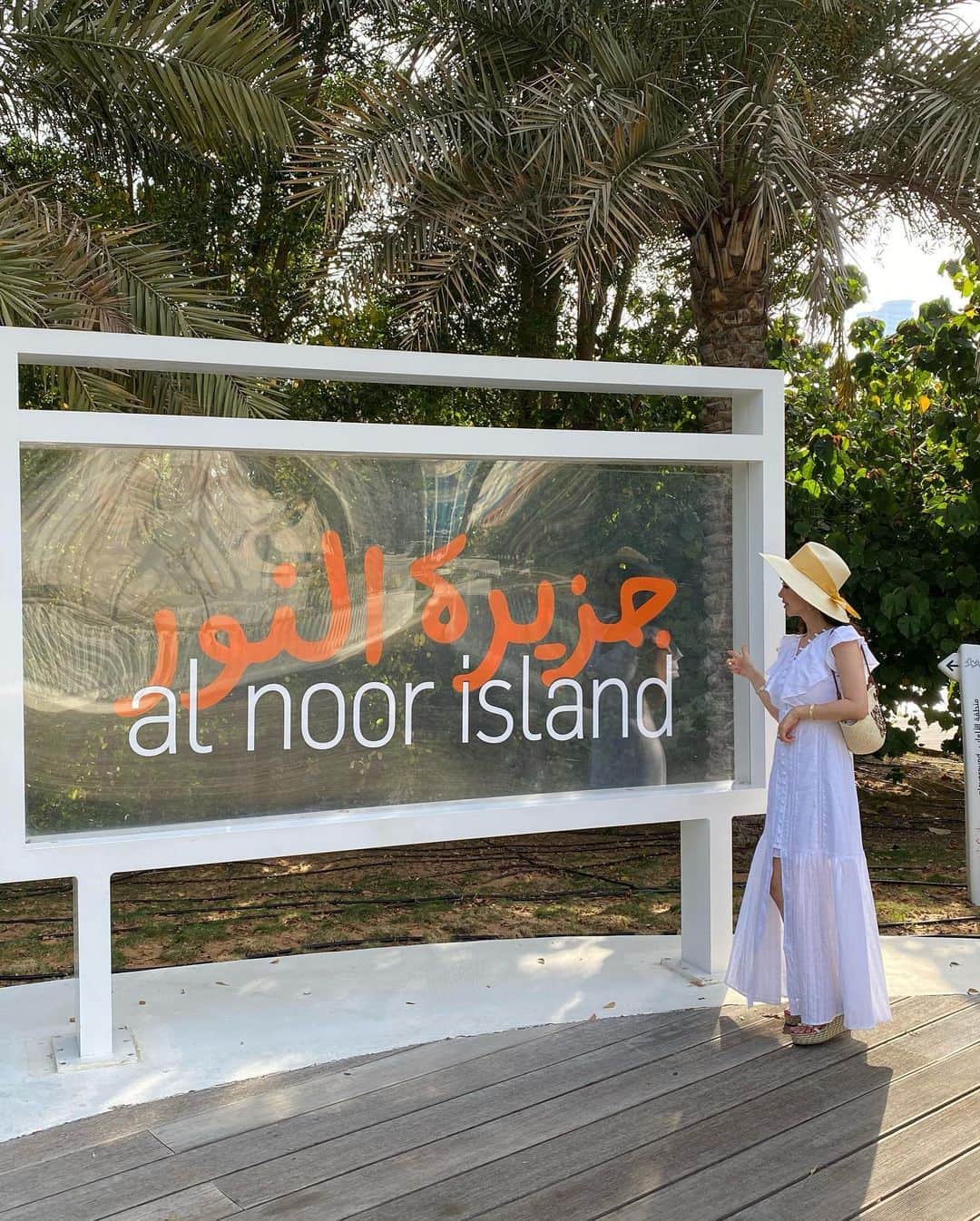 Rieさんのインスタグラム写真 - (RieInstagram)「【Al Noor Island at Sharjah】  ちょっと前に行った ドバイの隣のシャルジャにある 小さな島  こちら、人工島ではなく自然発生した島らしい〜  蝶々がたくさん飛んでるバタフライハウスが楽しかった😆🦋  ドバイダウンタウンからは車で30分ぐらいで行けちゃうので  ドバイから遠くない場所  夜は島全体がライトアップされて もっと良い感じ✨  #alnoorisland #sharjah  #island #butterflyhouse #loewe #バタフライ #お散歩 #島 #ドバイ #ドバイ生活 #ドバイ旅行 #海外生活 #海外旅行 #アラブ首長国連邦 #dubai #uae #自然を楽しむ」6月1日 21時24分 - rie_dubai
