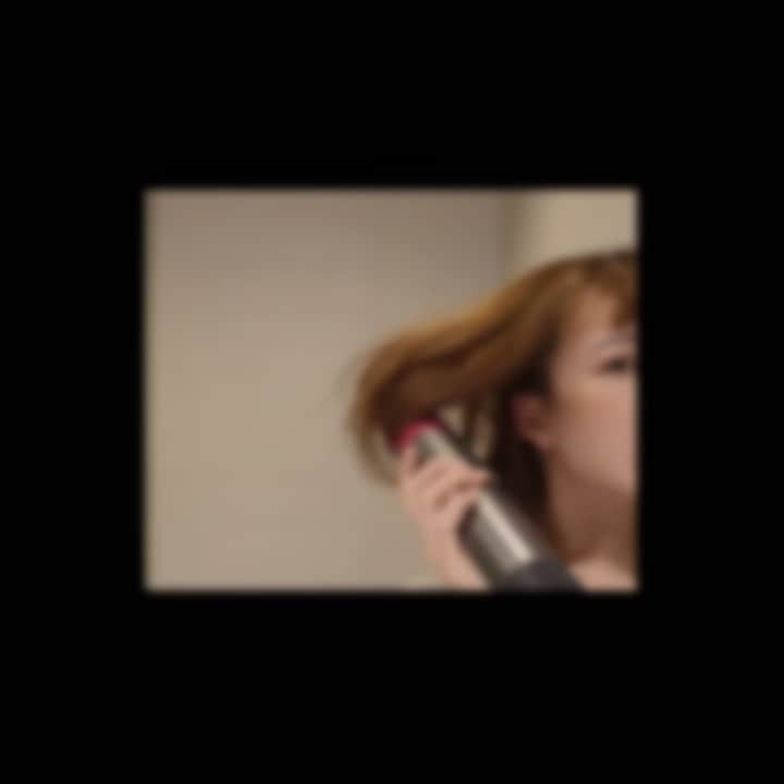 謝琦琦（Kiki）のインスタグラム：「早安👋🏻 大家多久沒有全妝見人了呢😆 早上起來雖然天生自帶捲度 但還是無法帶著睡扁的後腦勺直接見人 每天電棒折磨髮絲已是日常 即使我大多都控制在150-180度 也減少用電棒的機會 髮尾還是看起來毛躁乾枯  之前用過不少免沖洗的油類護髮 遠比不上這瓶 Hair Rituel by Sisley賦活重生熱啟230修護凝露來的清爽 細軟髮的人抹到不合適的油剛洗完頭也像沒洗一樣  像摩洛哥油我就真的無法  230修護凝露最神奇的不只給髮絲防護高達230度 造型的熱能還能直接轉化，激活修護成分 吹整完不會因為滋潤造成髮根扁塌 反而更有活力 更棒的是光澤度大大提升 隨手一撥可以感受到亮澤修護的效果 頭髮蓬鬆更有彈性、亮澤感整個人才有睡醒的感覺啊 在家養皮膚的同時 也要記得照顧頭髮唷  https://reurl.cc/j8RR0y  @hairrituelbysisley  #頂級養髮 #百大頂級設計師聯名推薦 #HairRituel #賦活重生熱啟230修護凝露 #史上最強電棒捲救星」