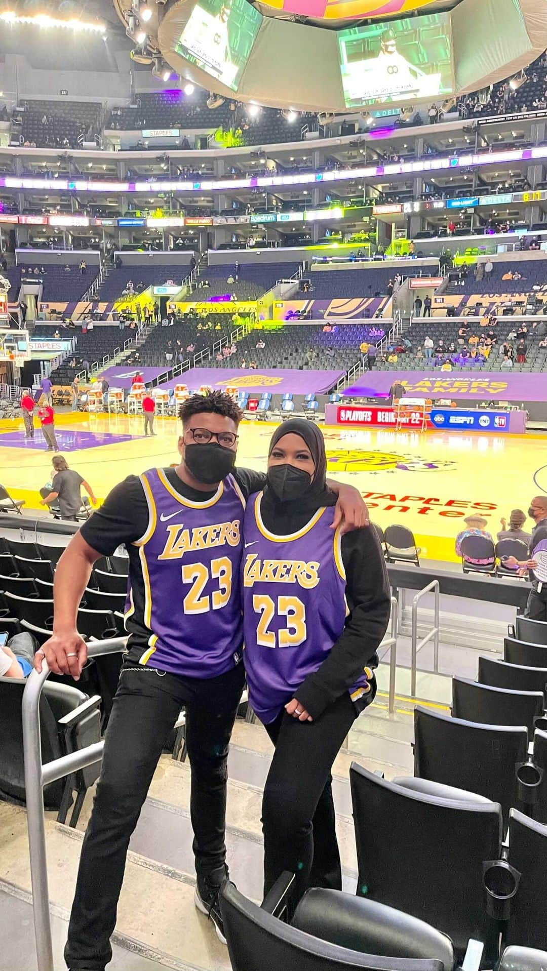 イブテハージ・ムハンマドのインスタグラム：「Went to my first sporting event since the pandemic. As a huge basketball fan, the Lakers vs. Warriors play in game did not disappoint! Lebron was droppin buckets 💦🏀🚀 Pro tip: sit in the unvaccinated section so there’s a 20ft radius between you everyone else lol」