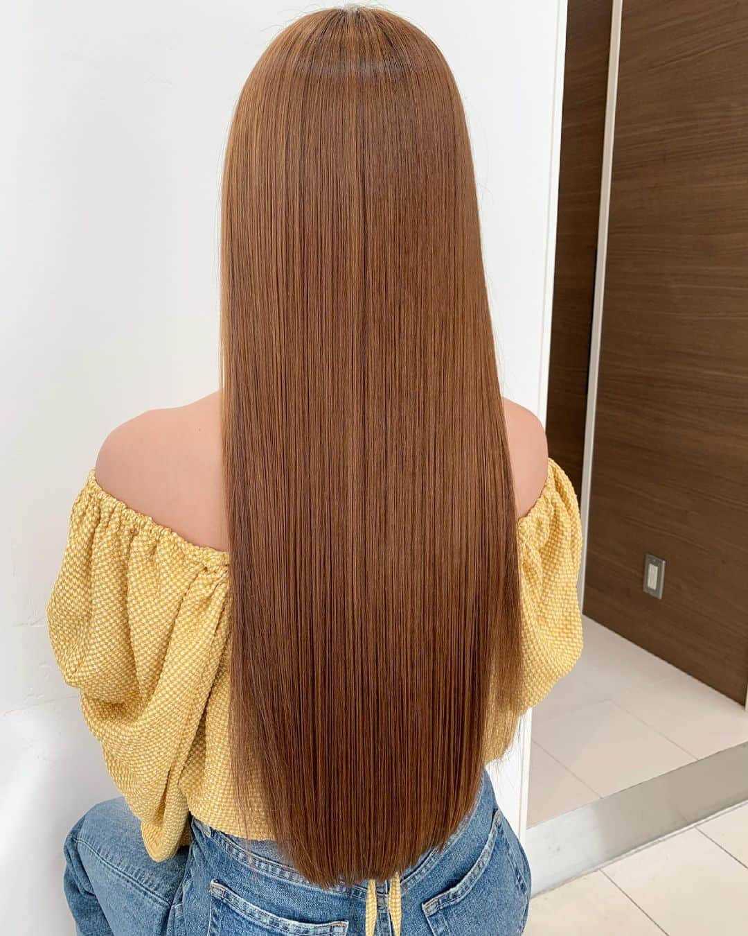 カレンさんのインスタグラム写真 - (カレンInstagram)「ヘアメンテ💇🏼‍♀️💈 ここに行くと 髪の毛が圧倒的に生き返る👼🏻 いつも ケンさん @ken11rollen にお任せ🤙🏾✨ この最強トリートメントは、 わたしの周りでも大人気です♡ 効果が半端ないので🤣❤️ 👉動画でさらさら具合みてください🥺  やっぱ私って、ロングヘアがイメージなの？🥺  少しだけ切りたい欲が🤏💭  いつもありがとうございます❣️☺️ 美容室Rollen @rollen_official 💈  #hair #hairstyle #haircolor #hairsalon #Rollen #harajuku #Japanesegirl #美容室 #ローレン」6月1日 13時48分 - cjd_karen