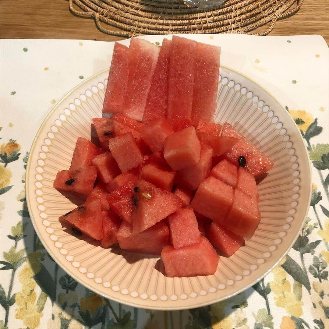 渋谷凪咲さんのインスタグラム写真 - (渋谷凪咲Instagram)「夏よ、こんにちわ🌈  皆さん、スイカはじめしてますか？ 私はバリバリしてます🍉  私の好きな食べ方は、スイカをブロック状に切った後、皮についてるスイカも残さず食べる為に、スライス切りして食べる事です！  すると、スイカのお刺身みたいになります☺️🐟  おいしいので皆さんも気になったら、やってみて下さいな♡笑  #スイカ大好き星人 #全食べ物界で1番好きなのが #スイカ です！ #この世からスイカが無くなって1番最初に気付くのは私だと思います！ #そのくらい好きです♡ #YouTubeのラジオでも話してるので #なぎちゃんネル #よかったらみてみて下さいな♪」6月1日 13時57分 - nagisa_nikoniko