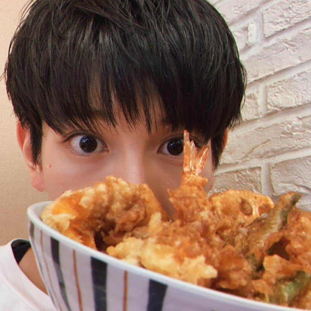 赤澤遼太郎さんのインスタグラム写真 - (赤澤遼太郎Instagram)「天丼ってなんでこんなに美味しいの。✂️✂️✂️#ミネカット#天丼#いんすたたろう」6月1日 14時09分 - akazawa_taro