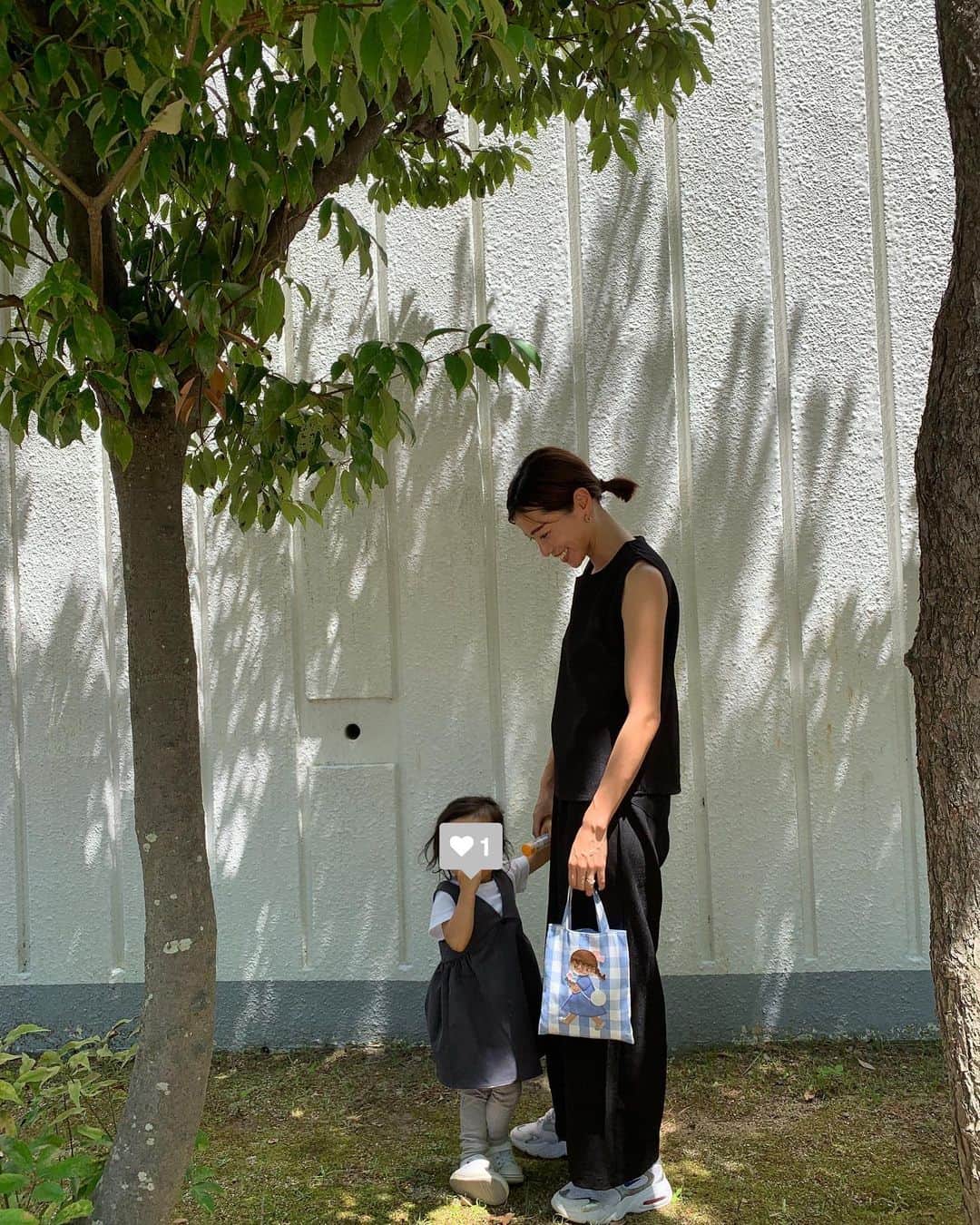 のインスタグラム：「暑いから午前中の間に公園へ🌳🌿 午前中でももう暑いけど、木陰は気持ち良い🥰 みんなにもらったファミリアのbagが娘のお気に入り🍒」