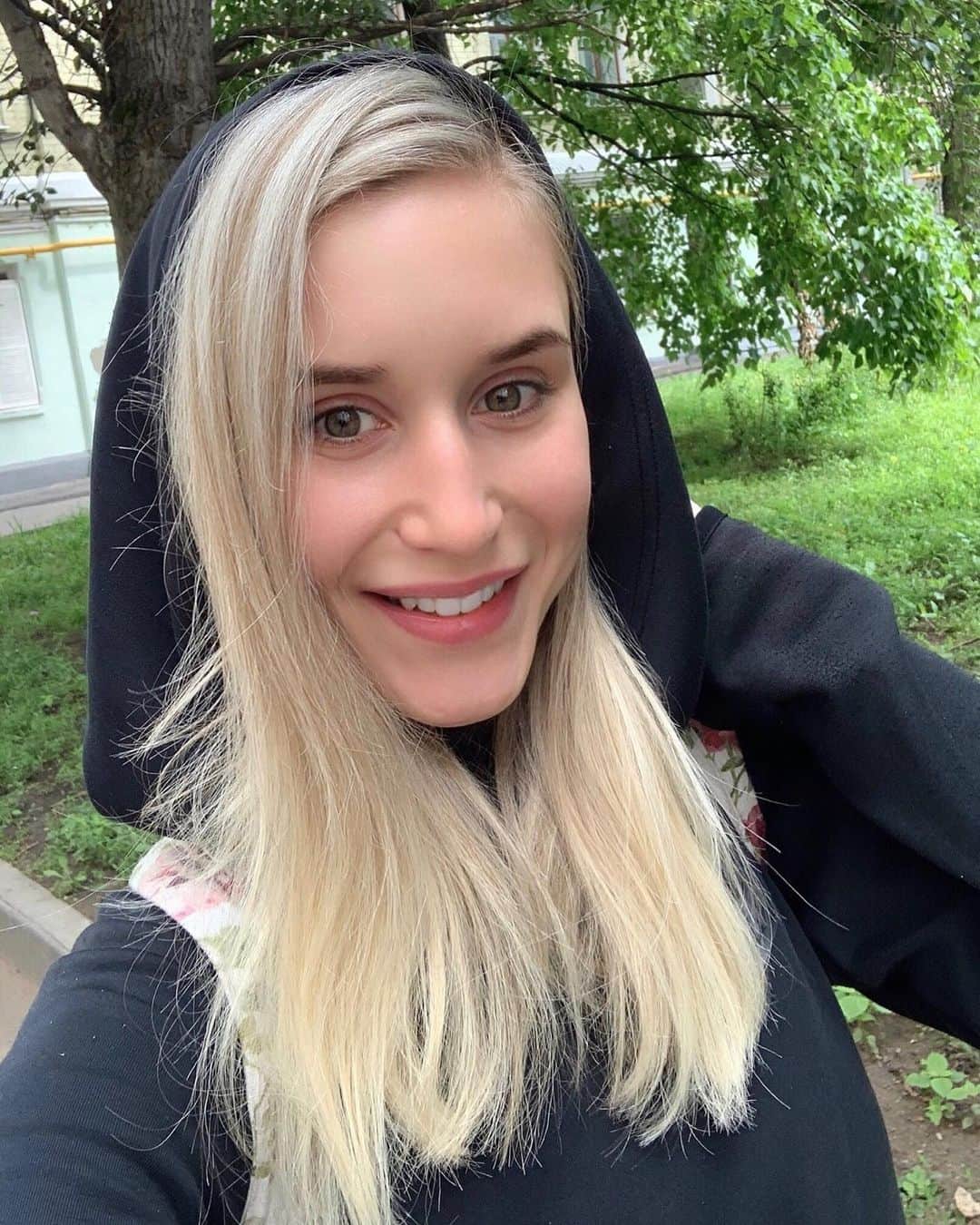アンナ・ヤノフスカヤのインスタグラム：「#hellosummer 🌞 Настроение...Летооо🌸 И всех с Международным Днём Защиты Детей!🎈 • • #smile #mood #blondgirl」