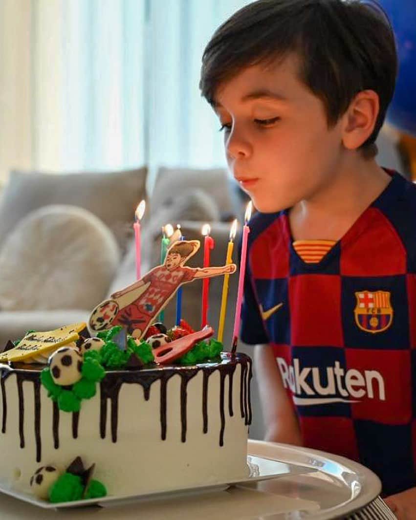 アンナ・オルティス（イニエスタの妻）のインスタグラム：「Felices 6 años mi pequeño de ojos dulces y abrazos que saben a miel.. Que bonito es verte crecer tan feliz!! Te queremos! Gracias a la vida!  #ravapas💫 #paoloandrea #31demayo #celebrando  ６歳誕生日おめでとう！ 元気に育ってくれてありがとう！！ 愛してる！ 人生に感謝しています！」
