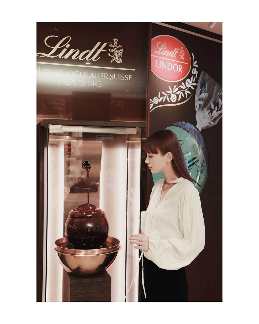 鈴木えみさんのインスタグラム写真 - (鈴木えみInstagram)「Lindt Chocolate Café＆Boutique OMOTESANDO みんな、チョコレートは好き？❤️ チョコレートブランドのLindt (リンツ)のコンセプトストアが、明日表参道にグランドオープン！ オープニングセレモニーに行ってきました✨ 写真1枚目はリンツのメートルショコラティエさんと📸 気になるチョコレートを選んで、チョコブーケを作っていただいたよ💐お店ではこだわりのチョコドリンクやマカロン、焼き菓子も😋 近くに行った際はぜひ立ち寄ってみてね🍫 @lindt_chocolate_japan　 #リンツ #オモサンリンツ」6月1日 15時34分 - emisuzuki_official