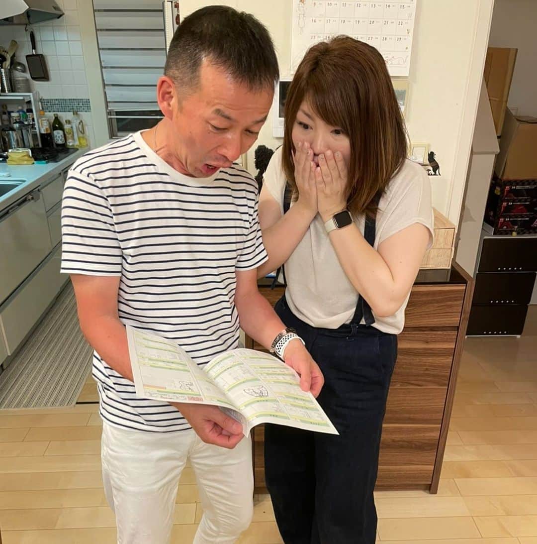 ブラザー4チャンネルのインスタグラム：「何をしてるのかというと、 健康診断の結果表を見ております。  まいちゃんのでも、健くんのでもなくstaffユリリンの…笑  brother4家族とstaff２人は10年以上の付き合いなのでなんでもオープンです٩( ᐛ )و  今年も残り半分！ 元気に楽しく動画を作っていきますので応援よろしくお願いします(*^ω^*)  #brother4  #brother4channel  #ブラザー4  #健康診断 #検査結果 #動画編集  #運動不足 まいちゃん時間がある時は #ウォーキング  頑張ってます🔥」