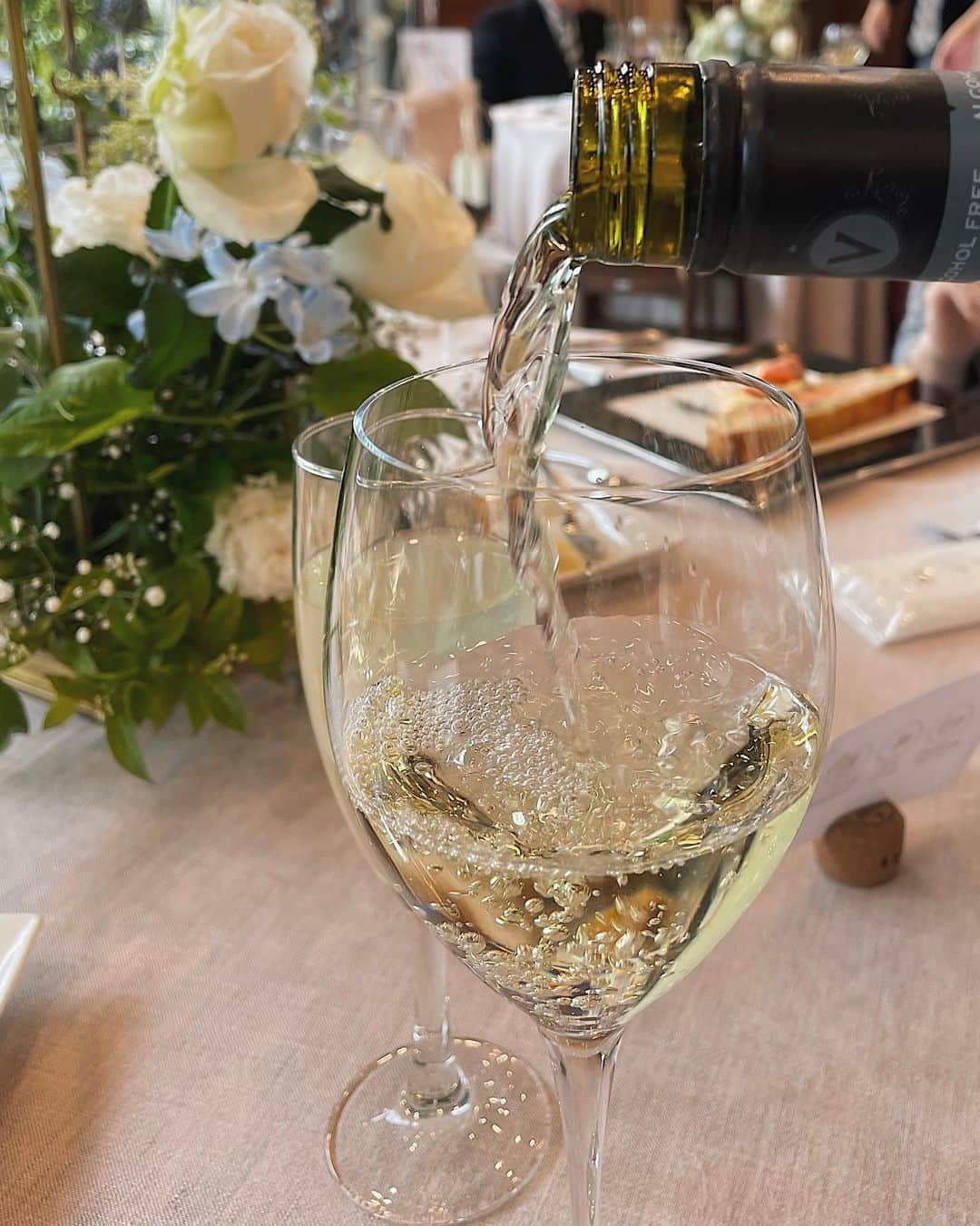 のインスタグラム：「従姉妹の結婚式がありました。 小さい頃から沢山遊んでくれた従姉妹の結婚式、花嫁姿がとっても綺麗でした。 幸せな瞬間に立ち会えて心がぽかぽかになりました🥂 . #happywedding  #weddingceremony  #weddingparty  #familytime」