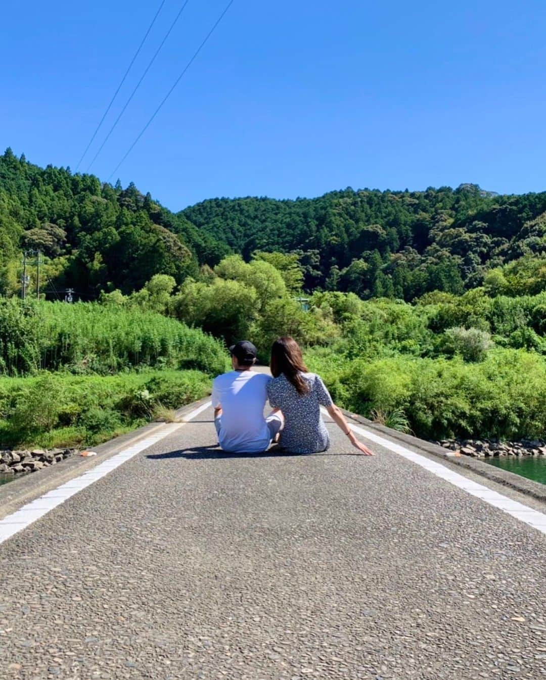 井上麻衣さんのインスタグラム写真 - (井上麻衣Instagram)「いつかの休日☀️ お天気だったので朝から各自自転車🚲で公園へ✨  パンを買って🥐朝活でした🥰  今日、8年目の結婚記念日を迎えました🕊 色んなことがありましたが、 家族みんな健康に過ごせていることが 当たり前のようでそうじゃないんだと 感じています✨ いつもわたしたちを守ってくれてる👱🏼‍♂️に感謝です🙏    . . . #holiday#anniversary #wedding  #park#朝活#休日#家族の日#子供のいる暮らし  #ママコーデ#二児の母 #公園フォト  #結婚記念日 #8年目#いつもありがとう」6月1日 21時40分 - mai_inoue