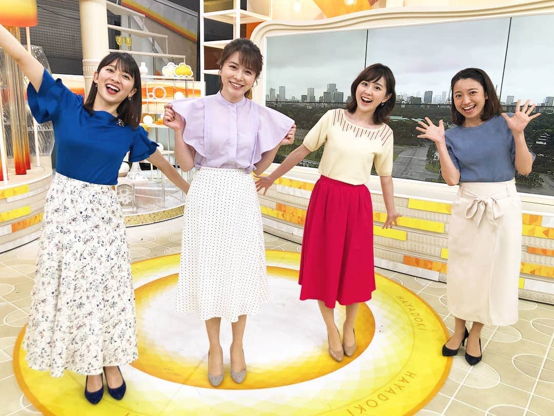 TBS「はやドキ！」のインスタグラム：「モニターに映っている空はどんよりしているけれど☁️  私たちは元気いっぱいです😄🖐️  明日もはやドキをご覧ください🎵  皆川  #山本里菜 #若林有子 #皆川玲奈 #アナウンサー #池田沙耶香 #気象予報士 #はやドキ #tbs」