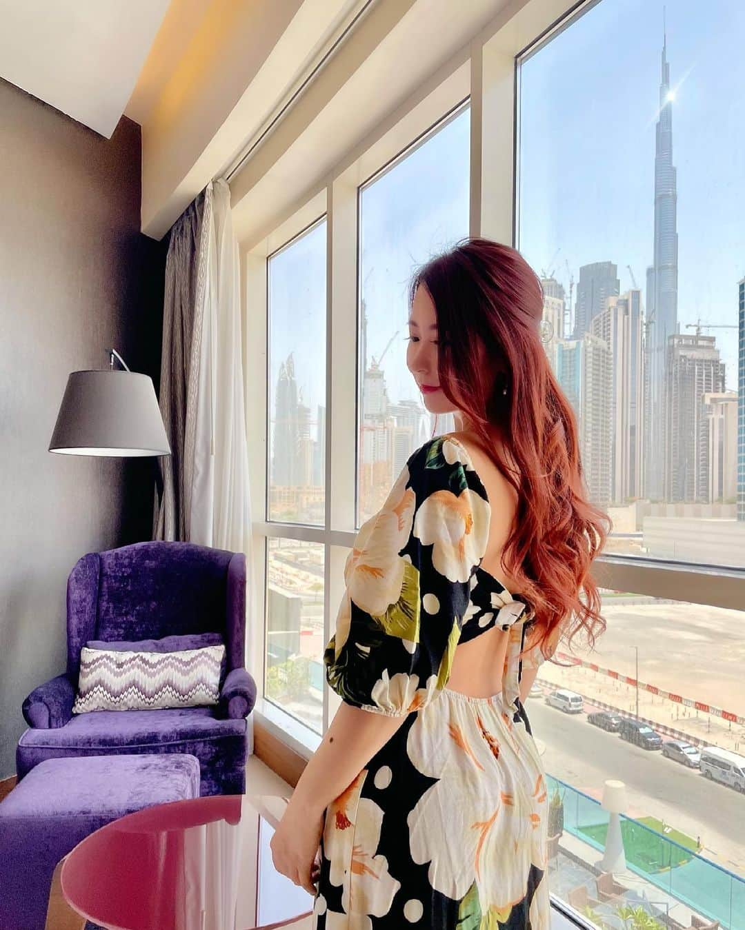 ayuさんのインスタグラム写真 - (ayuInstagram)「Bed at this hotel was my favorite.  Stayed in a cozy room for 3 days. @radissonbludubaiwaterfront  #burjkhalifa 🏙✨ ・ お部屋からの眺め🏙💕 ここのホテルのベッドの寝心地が 私好みだった🛏 基本一泊しか予約は取らずに 以下のことを確認してから 延泊するかいつも決めてます。 ⭐️部屋の匂い ⭐️空調の匂いと温度 ⭐️ベッドの寝心地 ⭐️ホテルマンの対応能力 ⭐️ドアに鍵、U字ロック ⭐️キッチン、洗濯機、大きな冷蔵庫 ⭐️大きなモール直結または徒歩2分以内 もしくは車で5分 ⭐️シャワーの水圧 ⭐️お風呂トイレ別 ⭐️湯船がある ⭐️綺麗なプールがついてる （雰囲気だけじゃなく、毎日掃除されて綺麗な水を保ってるか） ⭐️コンセントがベッドサイドにある ⭐️ロビーの雰囲気と空気感が良い ドバイのホテルを色々巡ってみて 思った必須条件です🙇‍♀️ ・ #radissonblu#radissonbluhotel  #luxurydubai#luxuryhotels#luxuryhotel#dubailife#hotellife#burjkhalifadubai#dubaifashion#dubai🇦🇪#suite#mydubai#dubaistyle#radissonbluwaterfront  #ドバイホテル#ドバイ生活#ドバイ旅行#ドバイ観光#海外ファッション#ラディソンブルホテル#ホテル#ホテル生活#ブルジュハリファ#海外旅行#旅行好きな人と繋がりたい」6月1日 16時33分 - ayu888ayu