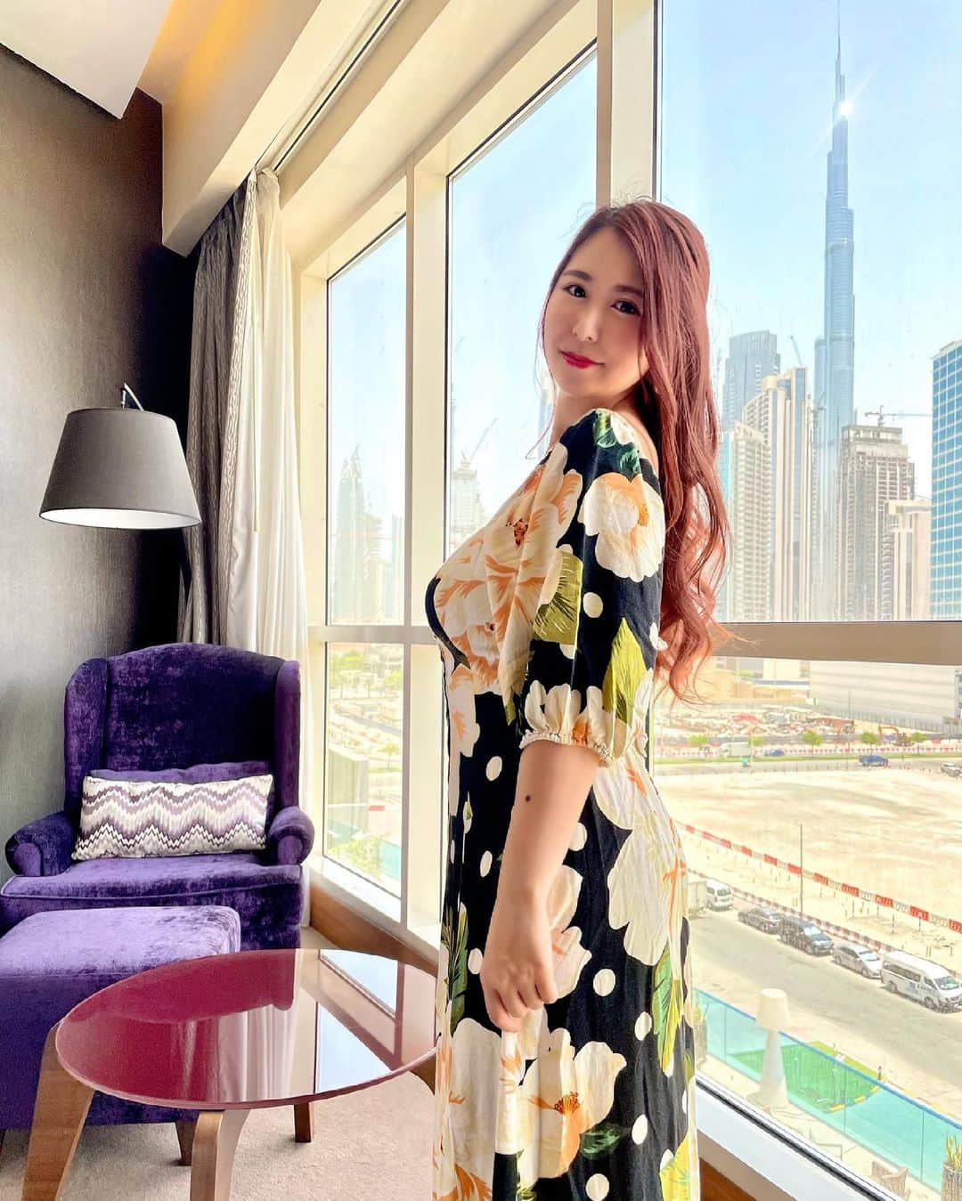 ayuさんのインスタグラム写真 - (ayuInstagram)「Bed at this hotel was my favorite.  Stayed in a cozy room for 3 days. @radissonbludubaiwaterfront  #burjkhalifa 🏙✨ ・ お部屋からの眺め🏙💕 ここのホテルのベッドの寝心地が 私好みだった🛏 基本一泊しか予約は取らずに 以下のことを確認してから 延泊するかいつも決めてます。 ⭐️部屋の匂い ⭐️空調の匂いと温度 ⭐️ベッドの寝心地 ⭐️ホテルマンの対応能力 ⭐️ドアに鍵、U字ロック ⭐️キッチン、洗濯機、大きな冷蔵庫 ⭐️大きなモール直結または徒歩2分以内 もしくは車で5分 ⭐️シャワーの水圧 ⭐️お風呂トイレ別 ⭐️湯船がある ⭐️綺麗なプールがついてる （雰囲気だけじゃなく、毎日掃除されて綺麗な水を保ってるか） ⭐️コンセントがベッドサイドにある ⭐️ロビーの雰囲気と空気感が良い ドバイのホテルを色々巡ってみて 思った必須条件です🙇‍♀️ ・ #radissonblu#radissonbluhotel  #luxurydubai#luxuryhotels#luxuryhotel#dubailife#hotellife#burjkhalifadubai#dubaifashion#dubai🇦🇪#suite#mydubai#dubaistyle#radissonbluwaterfront  #ドバイホテル#ドバイ生活#ドバイ旅行#ドバイ観光#海外ファッション#ラディソンブルホテル#ホテル#ホテル生活#ブルジュハリファ#海外旅行#旅行好きな人と繋がりたい」6月1日 16時33分 - ayu888ayu