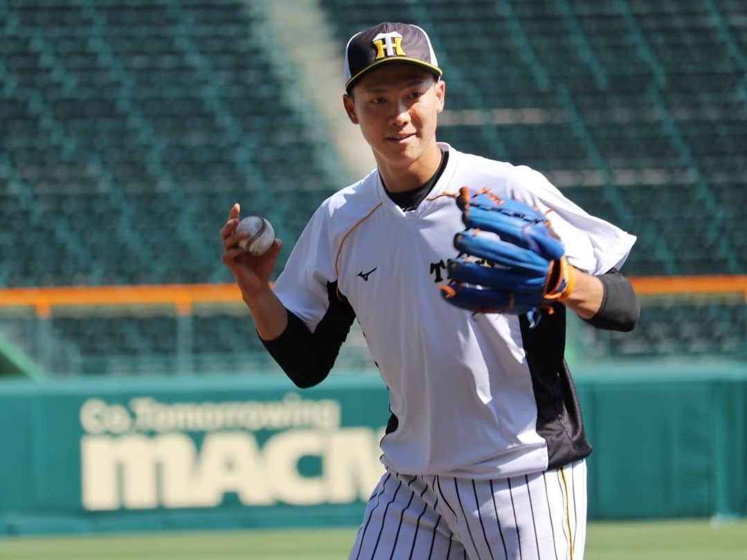 阪神タイガースさんのインスタグラム写真 - (阪神タイガースInstagram)「本日から甲子園でオリックスとの3連戦です‼︎  試合前練習の様子をお届けします！  #湯浅京己 選手#原口文仁 選手#小林慶祐 選手#中野拓夢 選手#伊藤将司 選手 #阪神タイガース#挑超頂  #セパ交流戦 #関西ダービー」6月1日 16時41分 - hanshintigers_official