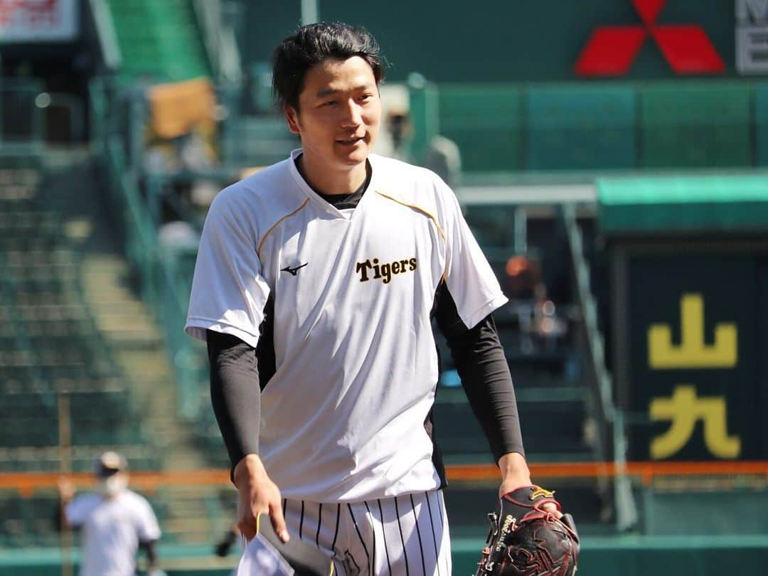 阪神タイガースさんのインスタグラム写真 - (阪神タイガースInstagram)「本日から甲子園でオリックスとの3連戦です‼︎  試合前練習の様子をお届けします！  #湯浅京己 選手#原口文仁 選手#小林慶祐 選手#中野拓夢 選手#伊藤将司 選手 #阪神タイガース#挑超頂  #セパ交流戦 #関西ダービー」6月1日 16時41分 - hanshintigers_official