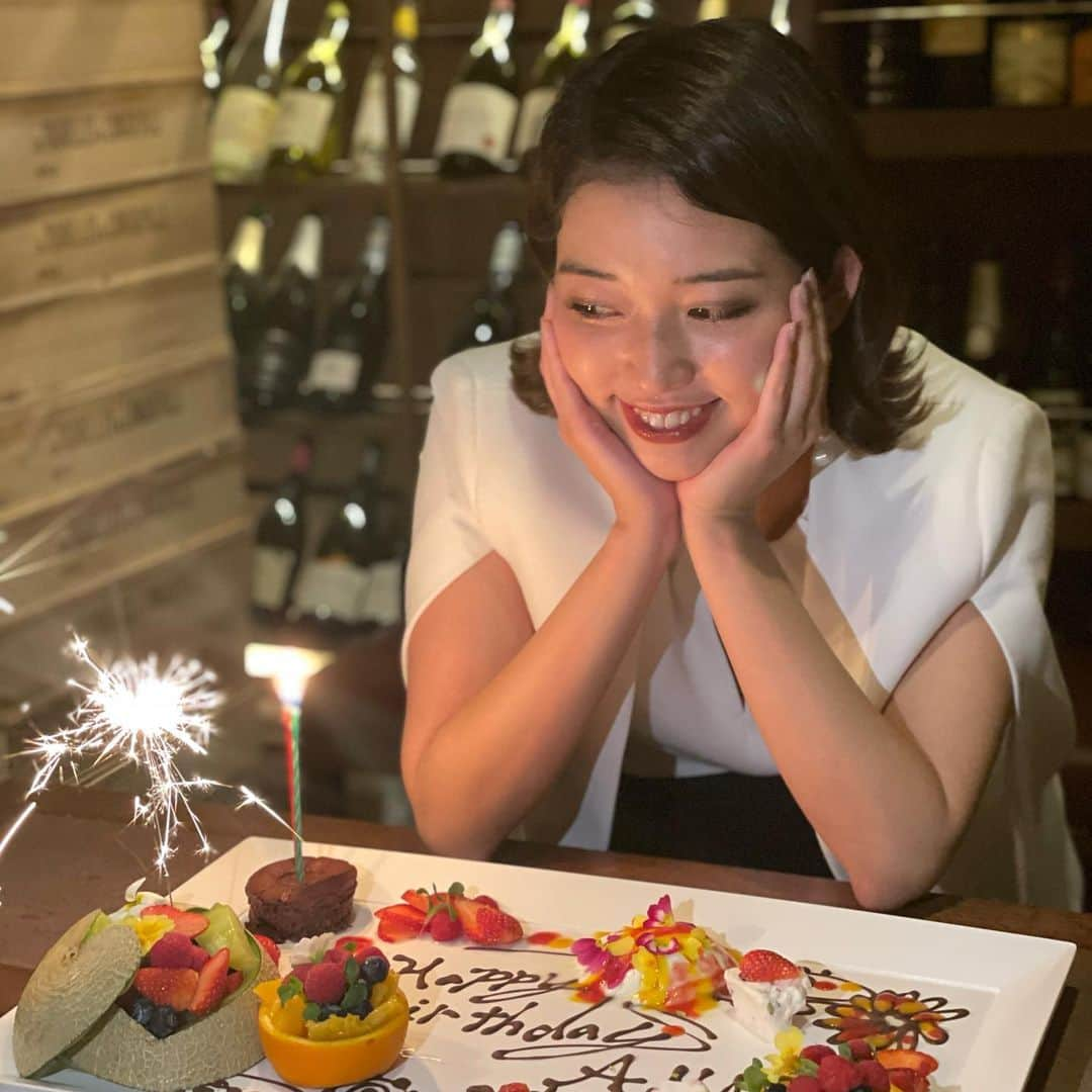 砂田早紀さんのインスタグラム写真 - (砂田早紀Instagram)「４月はりさこのお誕生日から始まり、 ５月はあんなBirthday 💛  愛する親友ちゃんたちの お誕生日シーズン🎉💕  毎年怒涛のように時間が過ぎる忙しい4.5月😂🥂✨ 6月はお休み笑そして次私🙊笑  今年も楽しかったな、大成功でした🥰🥰 毎年こうやってお祝いできるのがとても幸せです。ずっとおばあちゃんなっても一緒ね。←恒例の愛強め笑  Love xxx❤️」6月1日 16時37分 - sakisunada_