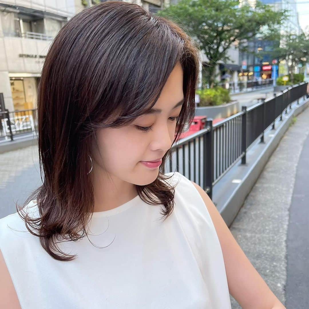 水嶋菜月のインスタグラム：「﻿ ﻿ ヘアメンテナンスへ🤍﻿ 今回もリタッチ＋トリートメント。﻿ 今年に入ってからは、毎月リタッチのみにして髪を労っています🥺﻿ 定期的に髪質改善トリートメントもしてもらっているので、髪が生き返ってきました✨﻿ おすすめのトリートメントです❤️﻿ ﻿ @roamer.hair  ﻿ ﻿」