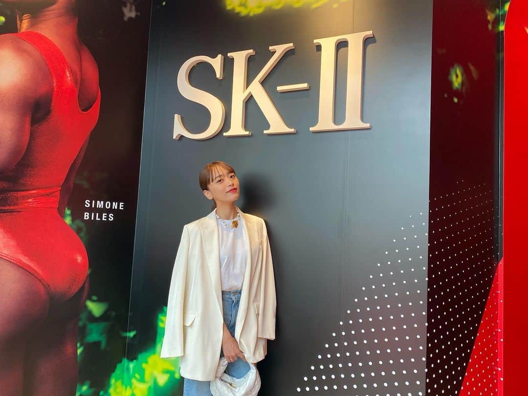 近藤千尋のインスタグラム：「ストーリーに載せた SK-IIの撮影の時は デニム✖︎白いジャケットでした🤍 髪の毛は付け毛♥️♥️笑  今日はポカポカあったかいね☀️😍  👜 @newbottega  👞 @toryburch  👚 @stunninglure  💎 @jilsander」