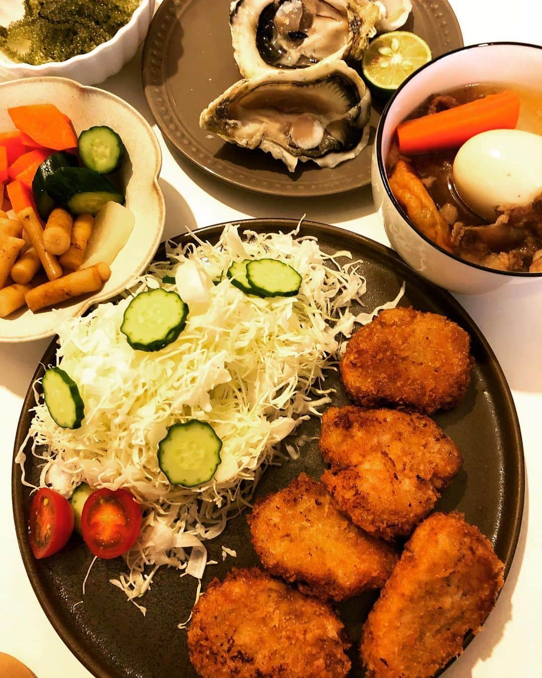 甘糟記子さんのインスタグラム写真 - (甘糟記子Instagram)「昨日の夕飯( ^ω^ )  先日買っておいたヒレのブロックをカットして，一口ヒレカツに(o^^o)  あとは牛筋入りおでん、漬物、牡蠣，海ぶどうです(≧∀≦)  ヒレカツって柔らかいし、脂がほとんどないからサッパリとして何個でもいける！！  チビ達も沢山食べてくれました〜\(//∇//)\  #甘糟ご飯#ご飯#家ご飯#夕飯#ヒレカツ#一口ヒレカツ」6月1日 17時00分 - norihey924