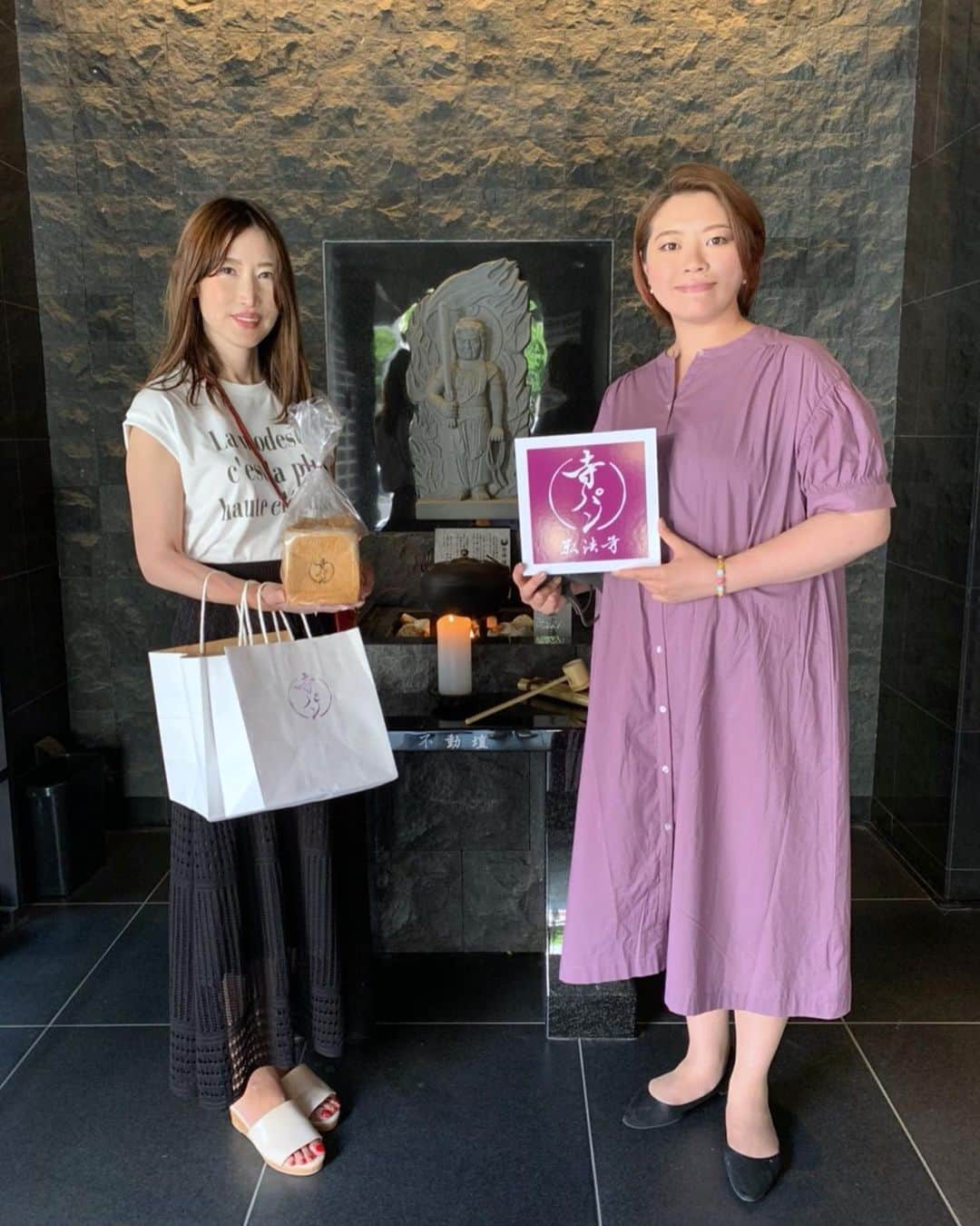 のインスタグラム：「弘法寺〜寺パン〜  真言宗の開祖、空海(弘法大師)をご本尊として祀る弘法寺 @koboji_kiezunohi   『現代の混迷を照らし出す燈明となり、多くの人々の幸せと世界平和をもたらすための新たな活動』として作られた寺パン @kobojiterapan   売上の中から、地域や社会に貢献する活動もしていきたいそうです。  寺パンをプロデュースなさっているのは、元宝塚歌劇団花組 男役の夏空李光さん @natsuzora.momomi   弘法大師が修行した西安。 西安から始まるシルクロードに群生している『黒クコ』を配合✨ 　 スライスしてトーストするだけで、美しい紫色に変わるのが素敵💜  私達が立っているのは、今年2月に大聖院(広島宮島)からきた、弘法大師が点灯して以来1200年燃え続けている『空海・消えずの火』の前！！　  ご利益ありそう〜😉✨  寺パンは6/7までは弘法寺さん1階でプレ販売🍞 本格販売は6/21から、新しくできる路面店でスタートの予定だそう。  是非行ってみてね❤️  #寺パン #寺パン弘法寺 #食パン #パン #黒クコ #燈明 #空海 #弘法大師 #弘法寺 #寺 #お寺 #港区 #三田 #元タカラジェンヌ #花組 #宝塚好きな人と繋がりたい」
