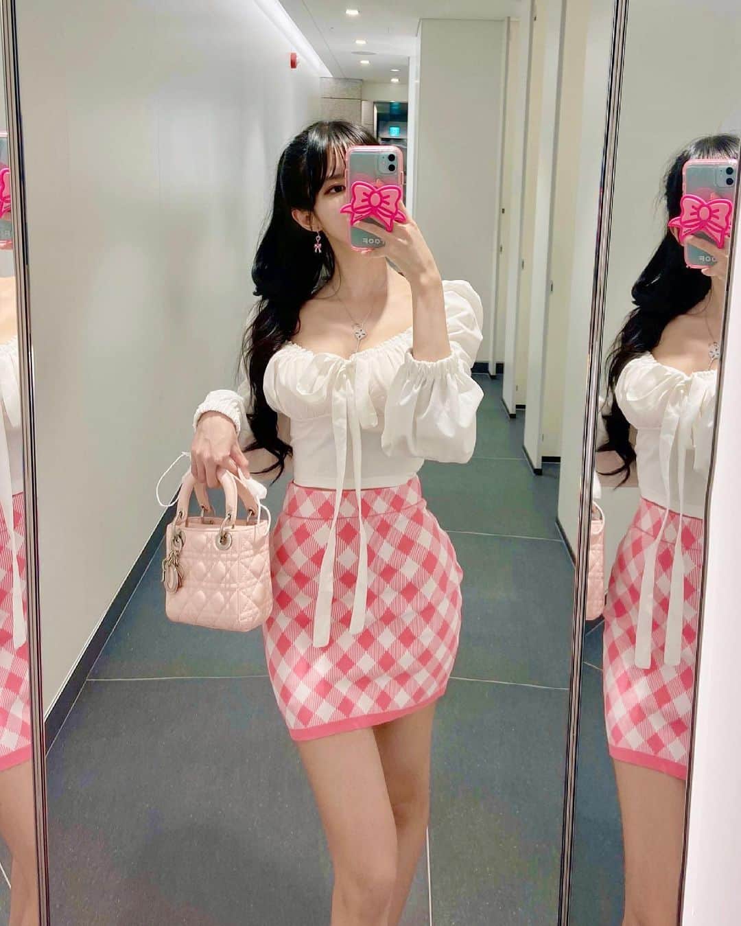 ナ・ヒョンソンさんのインスタグラム写真 - (ナ・ヒョンソンInstagram)「오늘은 하이틴룩 💞 핸드폰케이스도 깔맞춤하구 ,  이런 룩도 괜찮나요 ? ☺️☺️ 케이스는 요기서 구매했어요 !  ~> @toof_official」6月1日 17時24分 - hyun_sssun