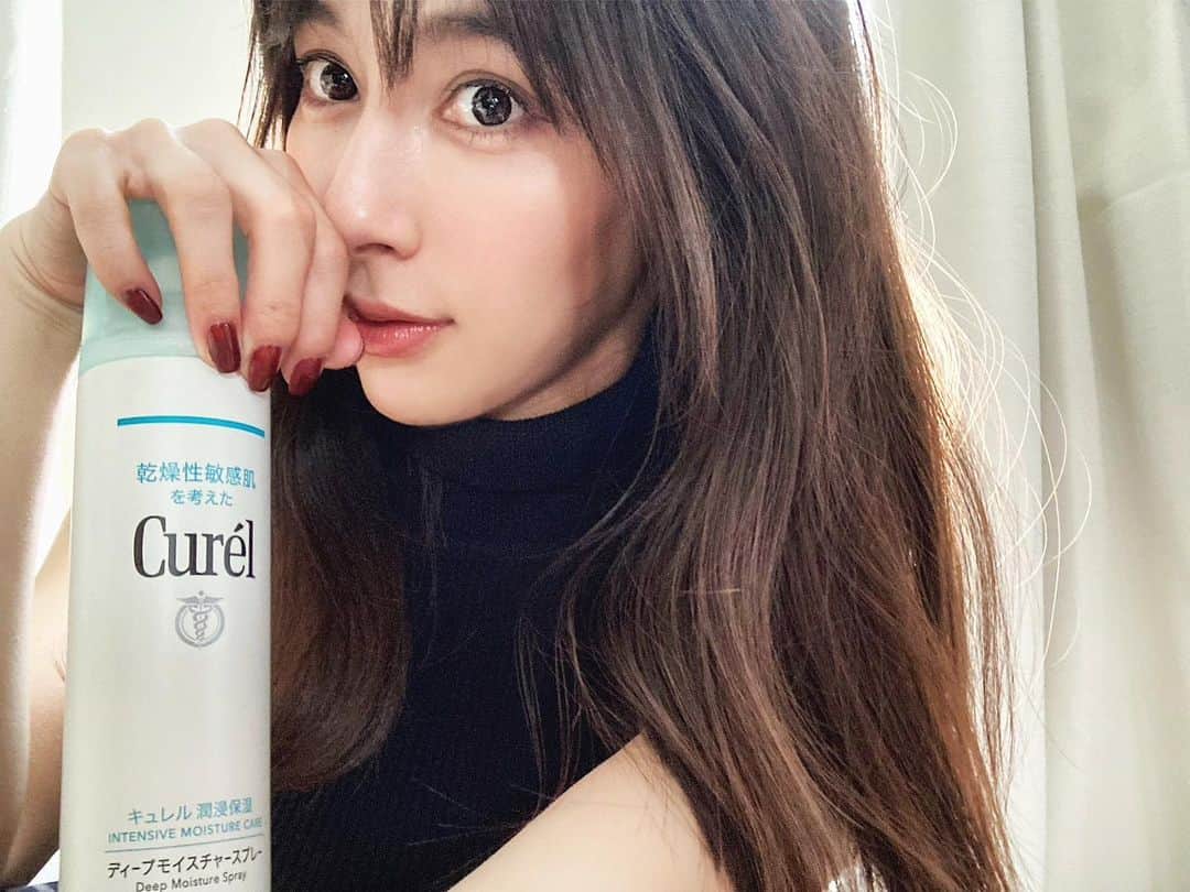 瀬戸晴加のインスタグラム：「乾燥性敏感肌の心強い味方、キュレルのオンライン商品説明会に参加させて頂きました！  私は元々アトピー肌だったので、乾燥肌の悩みも敏感肌も持ち合わせてきたのですが、低刺激で抗炎症作用もあり、さらにセラミド配合のキュレルのアイテムは保湿力がバツグンで、ベタつきも全くしないので大好きなアイテム。 このクリームはタイに住んでいた頃も日経ドラッグストアで購入していたほどお気に入りで、スプレータイプは今回初めて使ってみたのですが今後絶対リピート買いすると思ったほど、ビックリする保湿力でしたっ😳❤️（このスプレーめちゃくちゃ良い！！）  こういうスプレータイプのアイテムって中身が水のようで保湿力を感じられた事が今までありませんでしたが、これは別格！！！ シューっとスプレーすると背中や肩などとにかく全身しっかり保湿されます🖋 （スプレーは開発に7年、試作1000回以上とお聞きして全力で納得しました）　キュレル愛がすごくて長くなりましたが、とにかくこのスプレーもクリームもオススメです☺️❤️  #キュレル#ディープモイスチャースプレー#フェイスクリーム#セラミドケア#pr#スキンケア#美肌#美肌ケア#セラミド#化粧水#クリーム#保湿クリーム#保湿ケア  @curel_official_jp」