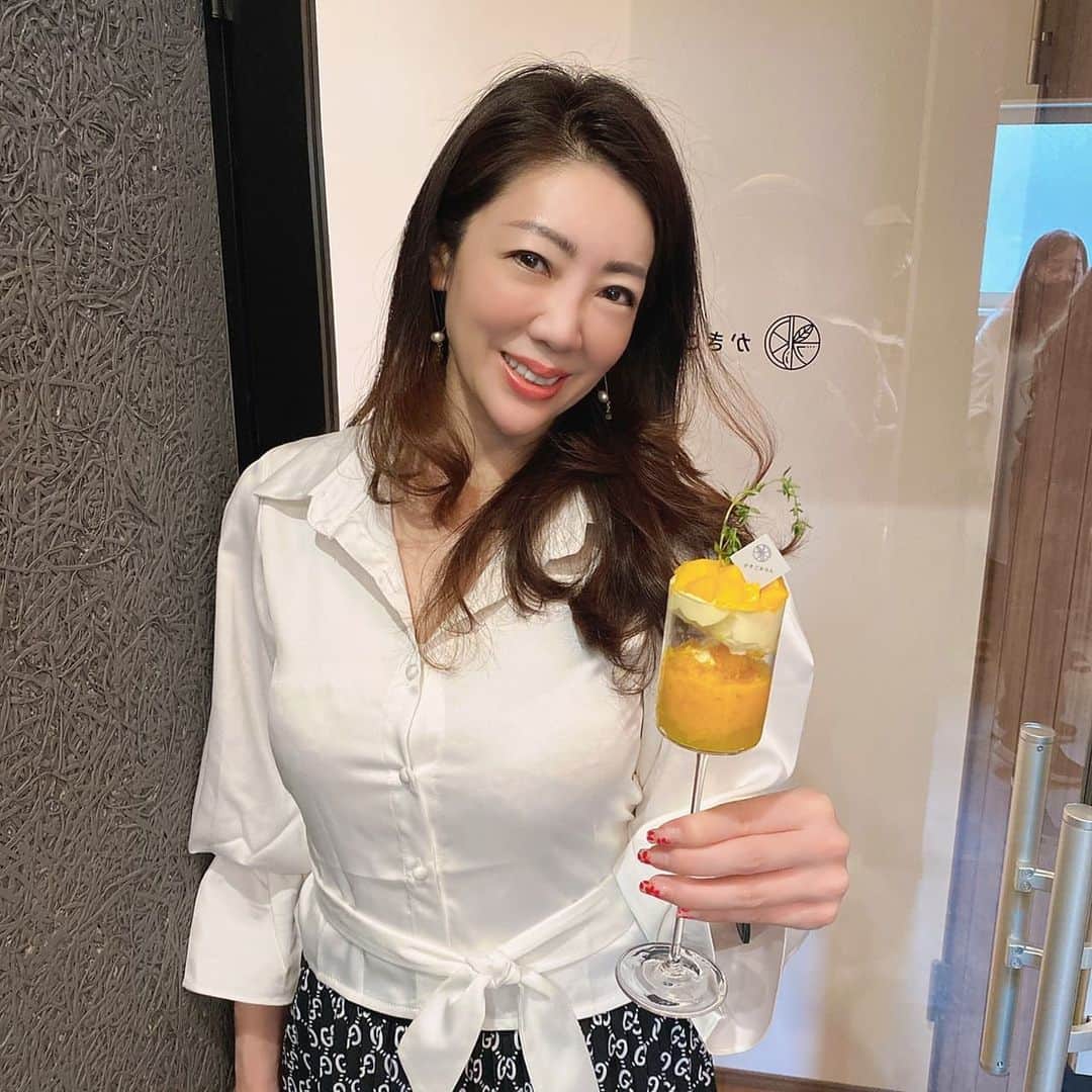 今堀恵理さんのインスタグラム写真 - (今堀恵理Instagram)「中崎町に水を一切使わない果実だけで作る高級感『かきごおらん』  @kakigoooran   見た目も味も新感覚❗  大人のご褒美スイーツ  #かきごおらん  #かきごおりすと  #かき氷巡り   ブラウス @ppoppo_japan  「eriimahori」クーポン使用で割り引きになります🎵  #オトナカワイイ #ppoppo」6月1日 18時09分 - eriimahori