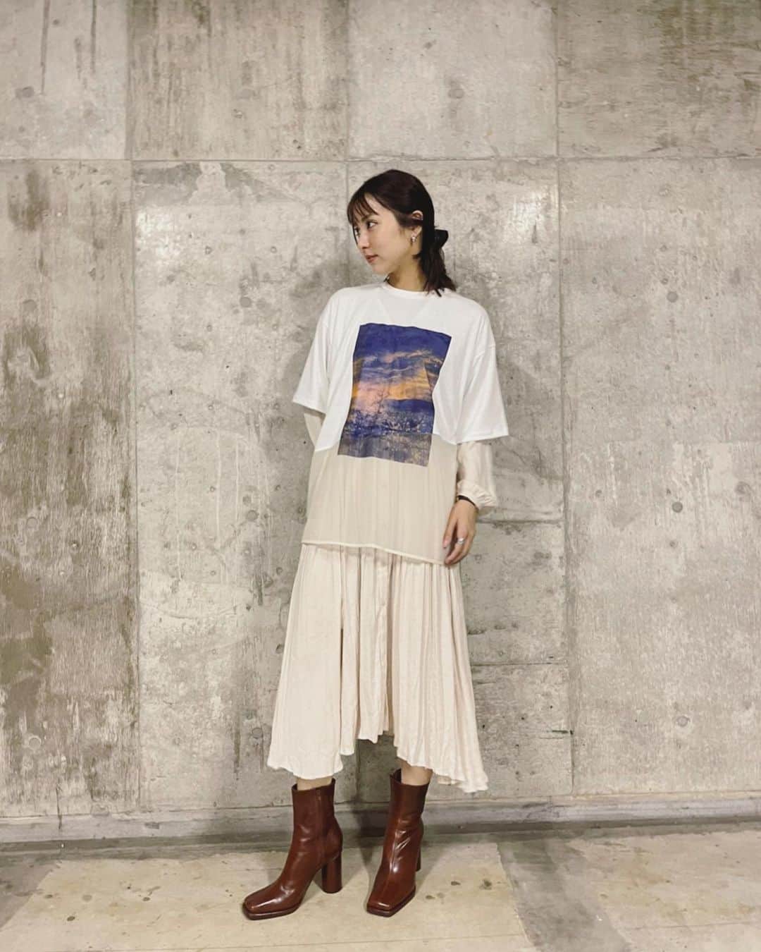 石川恋さんのインスタグラム写真 - (石川恋Instagram)「Mix&match fashion 2021 Summer🌻 メインTシャツ▶︎▶︎#MURUA スカートとの着回しはアイボリーのワンピースと合わせて ナチュラル感のあるコーデに落ち着きました。 丈感とブーツのバランスが絶妙でよき💫  最後の一枚はやばい！くしゃみ出そう！と言っているところ。笑 #StyledbyRen #ootd  styling support & photo by @kon_543」6月1日 18時11分 - ren_ishikawa