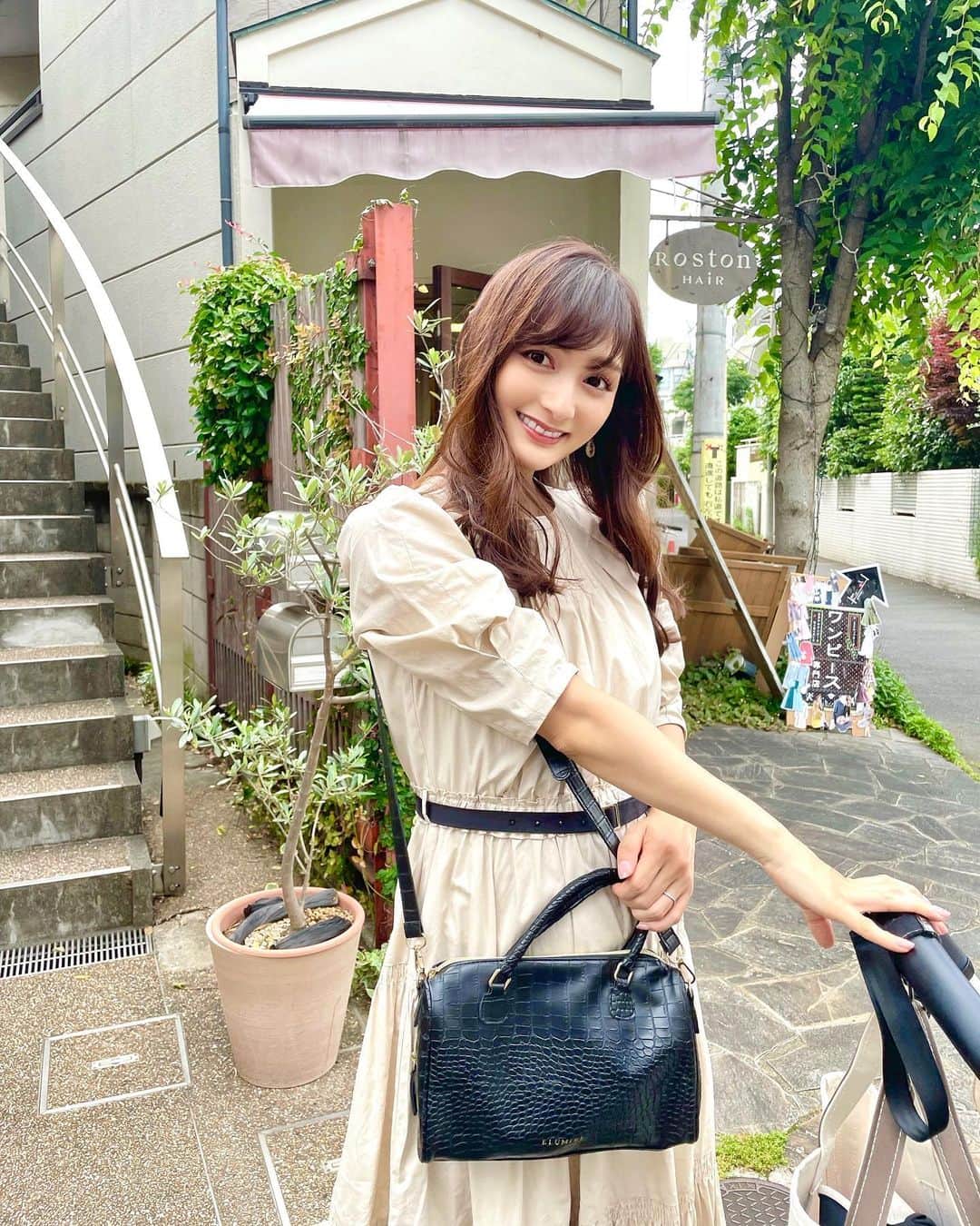 加藤瑠美さんのインスタグラム写真 - (加藤瑠美Instagram)「今日から6月✨ 風が気持ち良いお散歩日和でした🍃  ちなみに毎日のお散歩bagはこちら🧳 実はこれ、MOOK本の付録なのです❣️ 久しぶりに付録買いしました🤭  5/31に発売したばかりの ELUMIRE 2WAY CROCO BAG BOOK に付いてます📕  ハンドバッグとしてもショルダーバッグとしても使えるから 両手があいてとっても使いやすい✨ しかも内ポケットもたくさん付いていて、 コンパクトな見た目なのに 500mlのペットボトルも入ります🥤  小雨が降っても革の心配しなくて良いし 息子とのお散歩bagにぴったり😍 良いもの見つけました👀❤️  @multimedia_tkj  #elumire#elumire2waycrocobagbook#pr#mook本#ムック本#宝島社#宝島社付録#付録買い#エルミーレ#エルミーレクロコバッグ#エルミーレ2wayクロコバッグ#ふろく目当て」6月1日 18時54分 - katorubi