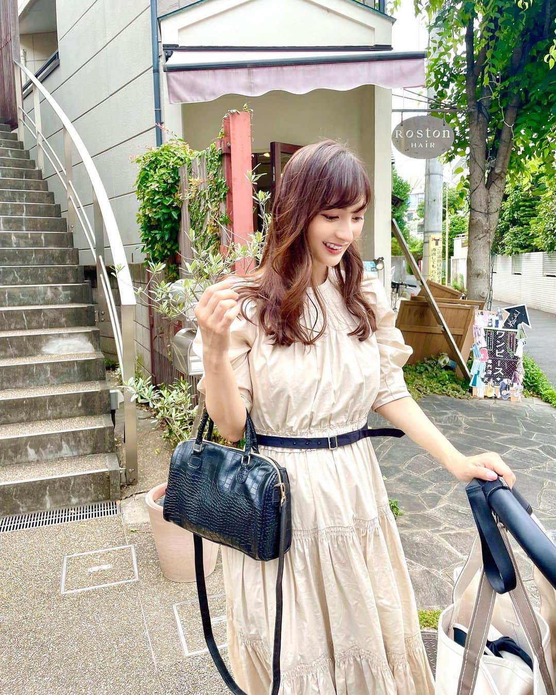 加藤瑠美さんのインスタグラム写真 - (加藤瑠美Instagram)「今日から6月✨ 風が気持ち良いお散歩日和でした🍃  ちなみに毎日のお散歩bagはこちら🧳 実はこれ、MOOK本の付録なのです❣️ 久しぶりに付録買いしました🤭  5/31に発売したばかりの ELUMIRE 2WAY CROCO BAG BOOK に付いてます📕  ハンドバッグとしてもショルダーバッグとしても使えるから 両手があいてとっても使いやすい✨ しかも内ポケットもたくさん付いていて、 コンパクトな見た目なのに 500mlのペットボトルも入ります🥤  小雨が降っても革の心配しなくて良いし 息子とのお散歩bagにぴったり😍 良いもの見つけました👀❤️  @multimedia_tkj  #elumire#elumire2waycrocobagbook#pr#mook本#ムック本#宝島社#宝島社付録#付録買い#エルミーレ#エルミーレクロコバッグ#エルミーレ2wayクロコバッグ#ふろく目当て」6月1日 18時54分 - katorubi
