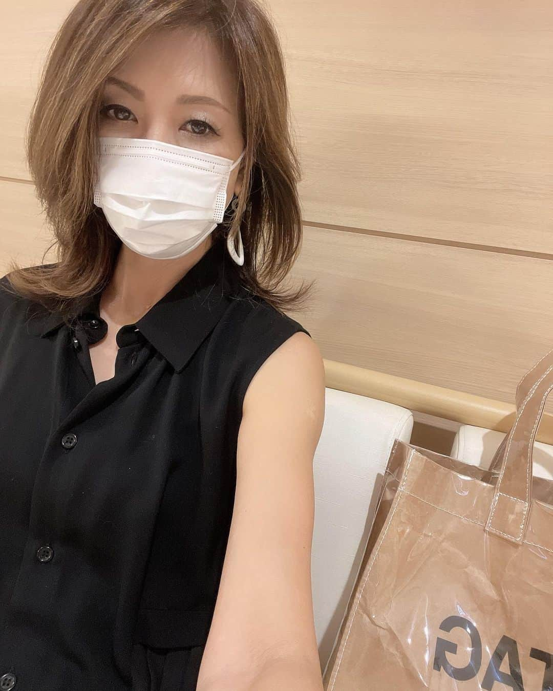 Naoko（なおこ）さんのインスタグラム写真 - (Naoko（なおこ）Instagram)「🏥 🏥 🏥 疲れた。 . さっき ロッキーをね たまたま観たのよ🥊 .  当時、 映画みた 次の日 チャンピオンの 霜降り上下のスウェットきて 黒のコンバース はいて 朝5時に起きて 江津湖まで走ったわ〜😤 . もちろん WALKMANで ロッキーのテーマ . まじ ロッキーになりたかった。 . エイドリアーン🥊 . . みんなやったよね🏃‍♀️？ やったでしょ？ やったはず☠️🏃‍♀️🏃‍♀️🏃‍♀️🏃‍♀️  .じぇったい🤣 . . . . 最近、お気に入りの バッグは ZOZOのSALEで 買いました。 激安。 . . 今日は ジム休館日 明日から 久しぶりトレーニング わたしが いろいろやって 1番尻に効いたメニュー やりますよ〜。 尻効かせ苦手女子 見てね。 . #ロッキー#エイドリアーン #筋トレ #筋トレ女子 #筋トレダイエット #筋トレ女子と繋がりたい #くびれたい #痩せたい #減量 #美ボディ #アラフィフ #筋トレ日記 #筋トレ生活 #ボディメイク #50代の筋トレ #熊本 #kumamoto #Trainingmotivation #Bodybuilding#Muscletraining #fitnessmodel#training #workoutvideo #gymgirl#Housemusic #근육 트레이닝 여자#다이어트#교육」6月1日 18時57分 - smile_naohibi