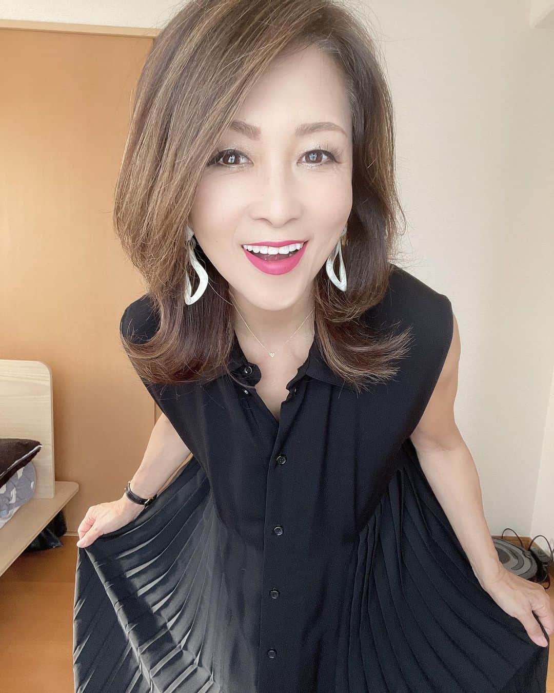 Naoko（なおこ）さんのインスタグラム写真 - (Naoko（なおこ）Instagram)「🏥 🏥 🏥 疲れた。 . さっき ロッキーをね たまたま観たのよ🥊 .  当時、 映画みた 次の日 チャンピオンの 霜降り上下のスウェットきて 黒のコンバース はいて 朝5時に起きて 江津湖まで走ったわ〜😤 . もちろん WALKMANで ロッキーのテーマ . まじ ロッキーになりたかった。 . エイドリアーン🥊 . . みんなやったよね🏃‍♀️？ やったでしょ？ やったはず☠️🏃‍♀️🏃‍♀️🏃‍♀️🏃‍♀️  .じぇったい🤣 . . . . 最近、お気に入りの バッグは ZOZOのSALEで 買いました。 激安。 . . 今日は ジム休館日 明日から 久しぶりトレーニング わたしが いろいろやって 1番尻に効いたメニュー やりますよ〜。 尻効かせ苦手女子 見てね。 . #ロッキー#エイドリアーン #筋トレ #筋トレ女子 #筋トレダイエット #筋トレ女子と繋がりたい #くびれたい #痩せたい #減量 #美ボディ #アラフィフ #筋トレ日記 #筋トレ生活 #ボディメイク #50代の筋トレ #熊本 #kumamoto #Trainingmotivation #Bodybuilding#Muscletraining #fitnessmodel#training #workoutvideo #gymgirl#Housemusic #근육 트레이닝 여자#다이어트#교육」6月1日 18時57分 - smile_naohibi