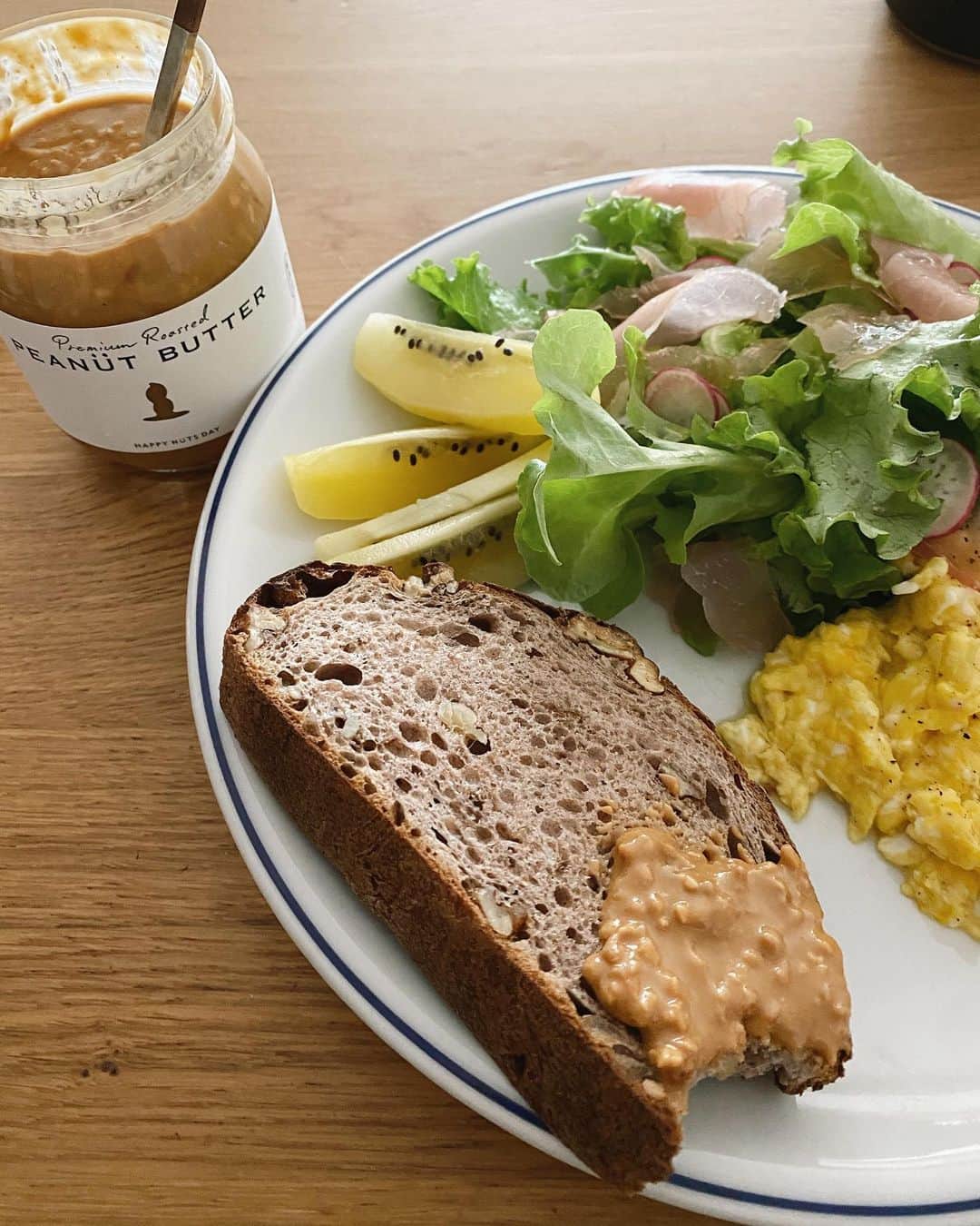 田中里奈さんのインスタグラム写真 - (田中里奈Instagram)「はろー6月！ 今日は珍しく朝ご飯からの始まり。 海外のホテルの朝食を彷彿させるバターたっぷりのスクランブルエッグに、サラダとフルーツ、あとパンと美味しいピーナッツバター。  普段は胃腸を休めるため午前中は飲み物しか飲まない主義なんだけど、今日は無性に朝食が作りたくなって作ってみました。 けど作ってたら楽しくなってきて、海外での旅を思い出しながら食べて、朝から幸せで快活な気分に…！！  楽しいことって、少しの手間や、面倒くさいなって思うことの向こう側にあったりするんだよな。 今月は少しでもやりたいっていう気持ちが芽生えたら、面倒くさがらずにやってみる、っていうことをやっていこうっと。 瞬発力、瞬発力！  #朝ご飯 #手作りごはん #たなかご飯 #ピーナッツバター #happynutsday」6月1日 18時59分 - tanakaofficial