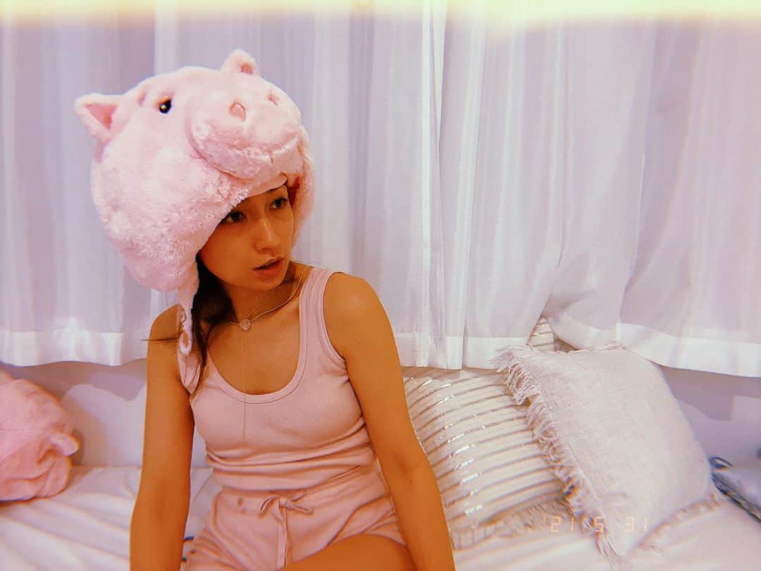 佐田真由美さんのインスタグラム写真 - (佐田真由美Instagram)「豚と部屋着 @tw2021twtw   セットアップ 全身ピンクは部屋着ならば🙆‍♀️だ🌸🐽  TW好き過ぎて、毎日とっかえひっかえ着てます #さだまゆコーデ  #豚」6月1日 19時10分 - sadamayumi