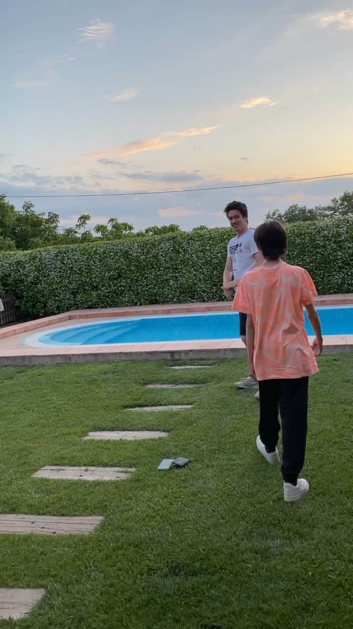 のインスタグラム：「週末家族＋マルコとしおりちゃんとバルセロナから1時間半ぐらいのすごいきれいな田舎で楽しく過ごしました。  これはじゅんvsマルコの側転対決😂  @jun_yt_  @marcobertolio  @by_shiori_  @im_kazu_boys」