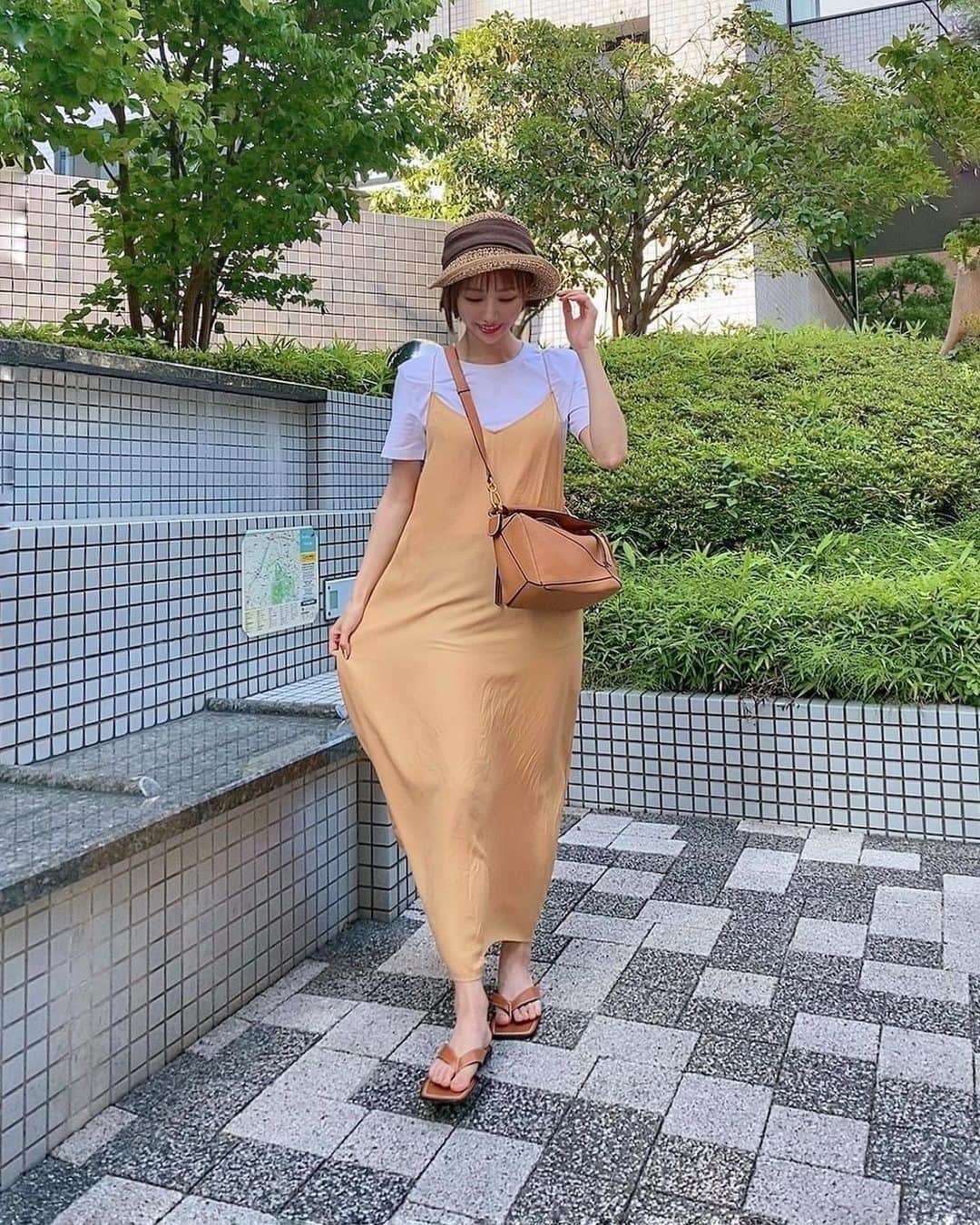 一ノ瀬恋のインスタグラム：「🧡🧡🧡🧡 オレンジの気分だった🔆🍊⛵  🎩 @ca4la_official  👗 @uniqlo  👕&🩴 @zara  👜 @loewe   #ファッション #コーディネート #ママコーデ #30代ファッション #大人女子 #ショートカット #ショート女子 #ママスタグラム #ママライフ #令和2年ベビー #男の子のママ  #イエベ春  #イエベ秋  #骨格ウェーブ #ootd #fashion #Cordie #ワンピースコーデ #サテンワンピース #麦わら帽子コーデ」