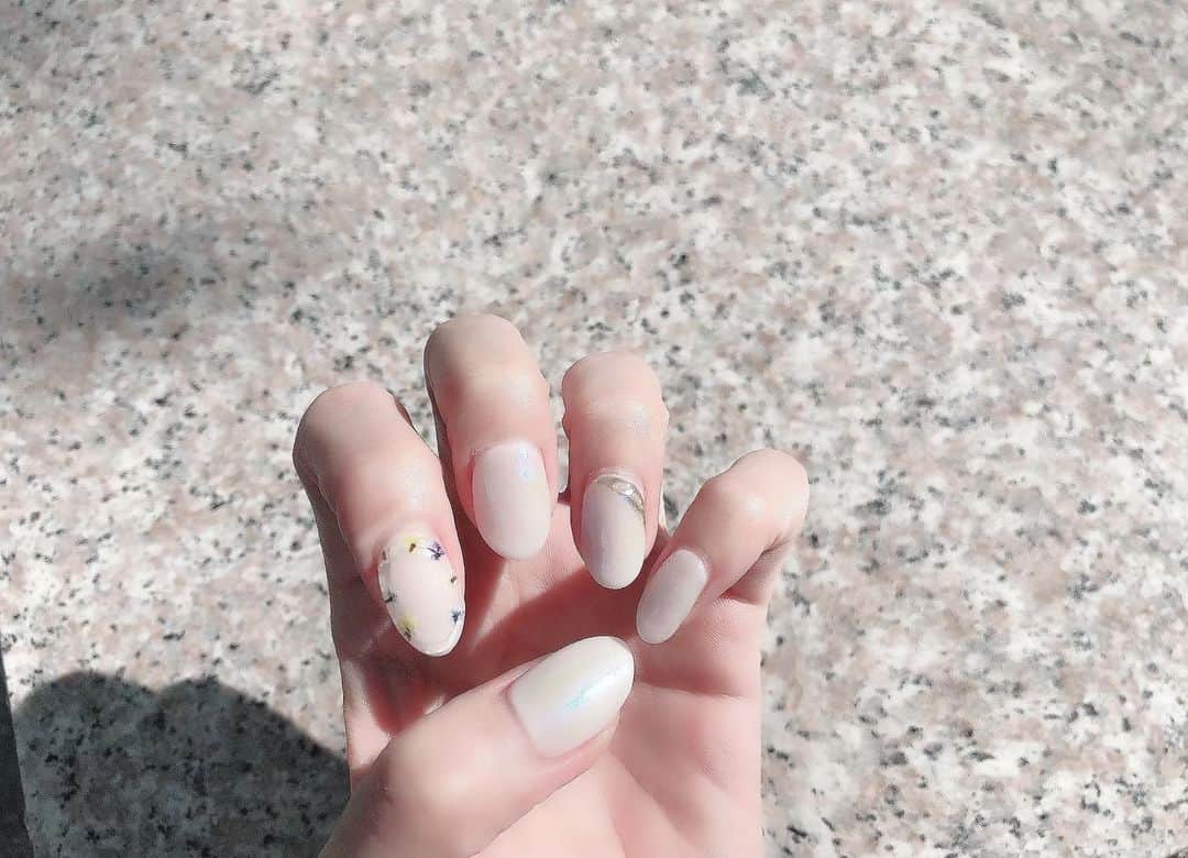 yuu__aaaさんのインスタグラム写真 - (yuu__aaaInstagram)「. . まみさんのプチプラネイル💅❤︎ @mu_senail  これ5500円なの！！ 押し花ネイルに入れてもらった💐 . 他にも可愛いデザインたくさんあった❤︎ . . #プチプラ#プチプラコーデ #プチプラネイル#ネイル#お花ネイル#押し花ネイル #シンプルネイル#ニュアンスネイル」6月1日 20時01分 - yuu__aaa