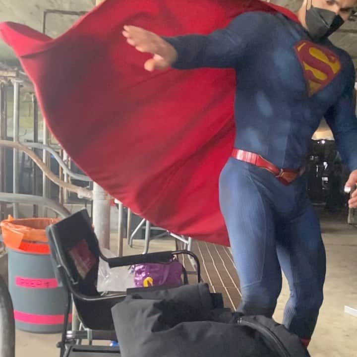 ビッツィー・トゥロックのインスタグラム：「SMOOTH MOVES, Supes 🙌  Double-feature of @cwsupermanandlois tonight! They’re re-airing an extended cut of last week’s “Man of Steel” episode at 8/7c, followed by a new ep of #SupermanandLois in our usual time slot at 9.   Cc @tylerhoechlin 🚀🚀🚀」