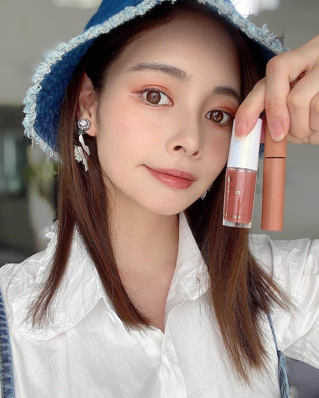 のインスタグラム：「オレンジメイク🍊どうかな？？？  @onlyminerals の化粧品 肌に優しくて好き。ぜーんぶお湯で落ちる。 リップの発色がなんとも言えない つるつるぷるぷる ラメが入ってて可愛い🧡  使ってるコスメも全てroomに載せましたっ ・ ・ ・ ・ ・ ・ ・ #オンリーミネラル#onlymineral#美容#おうち美容#おうち時間#リップ#アイシャドウ#オレンジメイク#夏メイク#デニム#デニムコーデ#バケットハット#シャツ#ナチュラルメイク#オーガニックコスメ#子育てママ#赤ちゃんのいる暮らし#自撮り#ママファッション#ママコーデ#イヤリング#おすすめコスメ#帽子#日焼け止め#美肌#スキンケア#男の子ママ#cosme#organiccosmetics#denim」