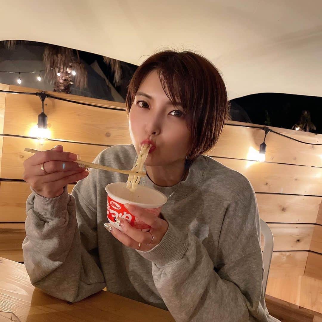ききまるさんのインスタグラム写真 - (ききまるInstagram)「人生初の... . グランピング😘😘😘😘 . 念願すぎるー！ 茨城のひたちなかにある　@fineglamping  にいってきたよーー！🙋‍♀️🙋‍♀️ グランピングはキャンプ用品や食材・食事などがあらかじめ用意されているから「キャンプはしてみたいけど、なんとなく気が重い、、、」って感じの私にぴったりすぎた🤣🤣 . お部屋はおしゃれなドーム型！(4枚目) プールもあって暖かければ泳げるらしい🏊‍♀️アメニティも頂きました🙋‍♀️(5枚目) トイレやシャワーももちろん綺麗でキャンプとはかけ離れてる✨ . 夕食はドーム型のお部屋の横で、BBQしたよ🥩炭火焼きって何でこんなに美味しいんだぁ！！！ . ちなみに夜食で小さめのカップラーメンが人数分用意されてみんなで大興奮した笑！(3枚目) . 朝ごはんは手作りハンバーガー🍔 小学生の頃学校で行ったキャンプを思い出した🍀🍀🍀 . 虫とか多いのかなぁ？て思ってムヒとか持ってってたけど、全く遭遇しなかったー🐞 .  . #グランピング　#グランピングキャンプ #グランピング女子会 #グランピングリゾート #グランピングテント #bbq #茨城観光 #茨城県 #自然が好き #自然光 #プール　#リフレッシュ　#リフレッシュタイム #国内旅行　#国内旅行好き #pr」6月1日 22時02分 - kikigram_97