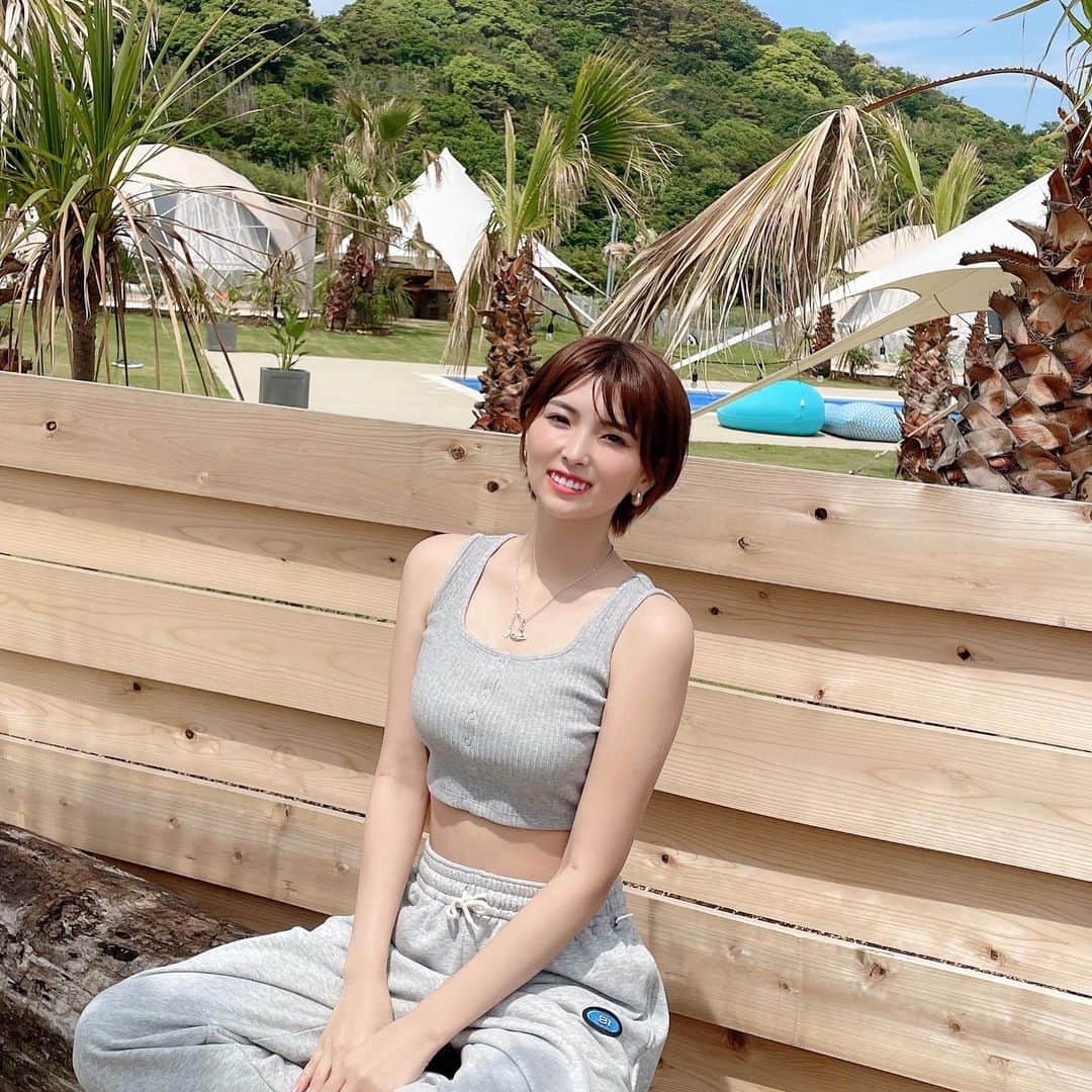 ききまるさんのインスタグラム写真 - (ききまるInstagram)「人生初の... . グランピング😘😘😘😘 . 念願すぎるー！ 茨城のひたちなかにある　@fineglamping  にいってきたよーー！🙋‍♀️🙋‍♀️ グランピングはキャンプ用品や食材・食事などがあらかじめ用意されているから「キャンプはしてみたいけど、なんとなく気が重い、、、」って感じの私にぴったりすぎた🤣🤣 . お部屋はおしゃれなドーム型！(4枚目) プールもあって暖かければ泳げるらしい🏊‍♀️アメニティも頂きました🙋‍♀️(5枚目) トイレやシャワーももちろん綺麗でキャンプとはかけ離れてる✨ . 夕食はドーム型のお部屋の横で、BBQしたよ🥩炭火焼きって何でこんなに美味しいんだぁ！！！ . ちなみに夜食で小さめのカップラーメンが人数分用意されてみんなで大興奮した笑！(3枚目) . 朝ごはんは手作りハンバーガー🍔 小学生の頃学校で行ったキャンプを思い出した🍀🍀🍀 . 虫とか多いのかなぁ？て思ってムヒとか持ってってたけど、全く遭遇しなかったー🐞 .  . #グランピング　#グランピングキャンプ #グランピング女子会 #グランピングリゾート #グランピングテント #bbq #茨城観光 #茨城県 #自然が好き #自然光 #プール　#リフレッシュ　#リフレッシュタイム #国内旅行　#国内旅行好き #pr」6月1日 22時02分 - kikigram_97