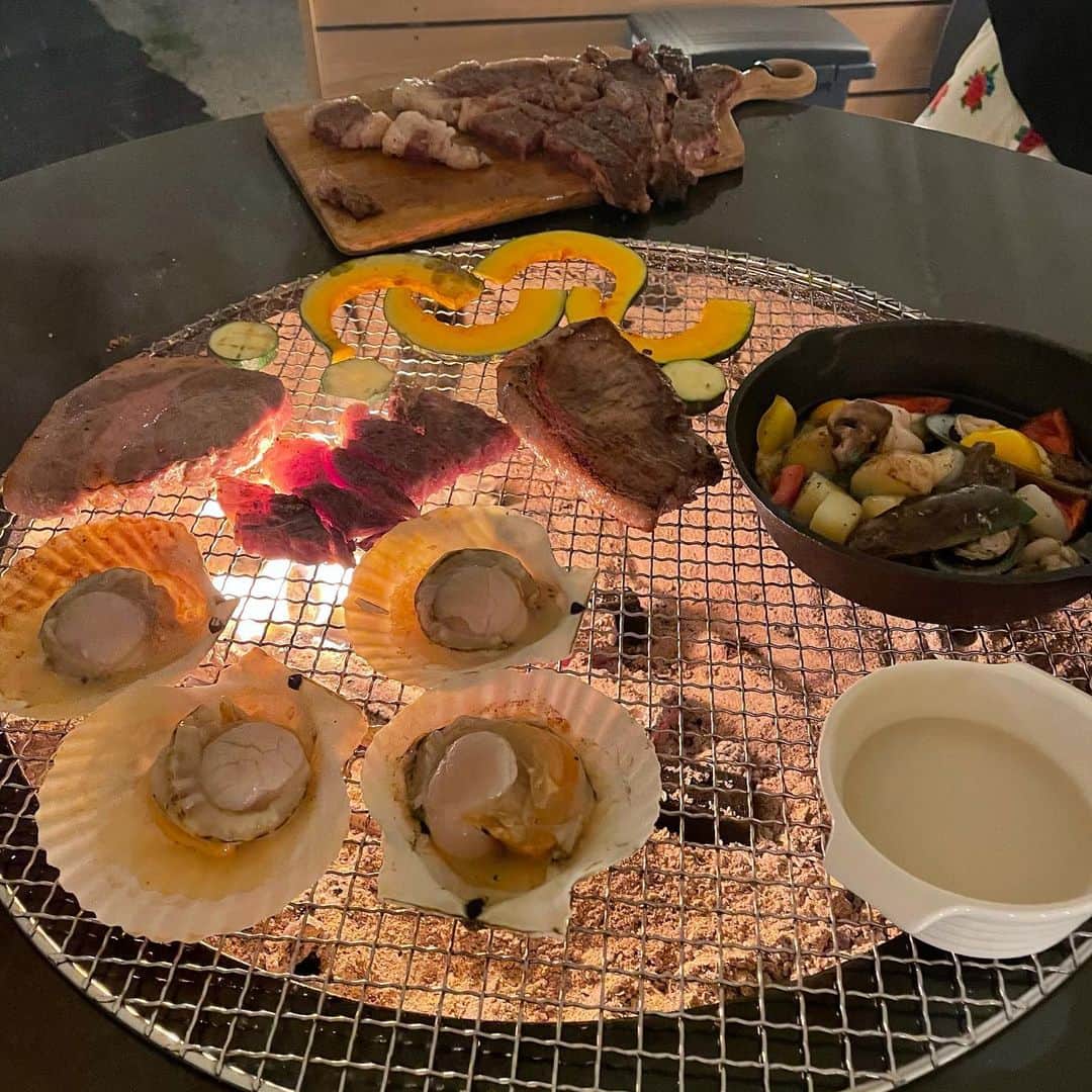 ききまるさんのインスタグラム写真 - (ききまるInstagram)「人生初の... . グランピング😘😘😘😘 . 念願すぎるー！ 茨城のひたちなかにある　@fineglamping  にいってきたよーー！🙋‍♀️🙋‍♀️ グランピングはキャンプ用品や食材・食事などがあらかじめ用意されているから「キャンプはしてみたいけど、なんとなく気が重い、、、」って感じの私にぴったりすぎた🤣🤣 . お部屋はおしゃれなドーム型！(4枚目) プールもあって暖かければ泳げるらしい🏊‍♀️アメニティも頂きました🙋‍♀️(5枚目) トイレやシャワーももちろん綺麗でキャンプとはかけ離れてる✨ . 夕食はドーム型のお部屋の横で、BBQしたよ🥩炭火焼きって何でこんなに美味しいんだぁ！！！ . ちなみに夜食で小さめのカップラーメンが人数分用意されてみんなで大興奮した笑！(3枚目) . 朝ごはんは手作りハンバーガー🍔 小学生の頃学校で行ったキャンプを思い出した🍀🍀🍀 . 虫とか多いのかなぁ？て思ってムヒとか持ってってたけど、全く遭遇しなかったー🐞 .  . #グランピング　#グランピングキャンプ #グランピング女子会 #グランピングリゾート #グランピングテント #bbq #茨城観光 #茨城県 #自然が好き #自然光 #プール　#リフレッシュ　#リフレッシュタイム #国内旅行　#国内旅行好き #pr」6月1日 22時02分 - kikigram_97