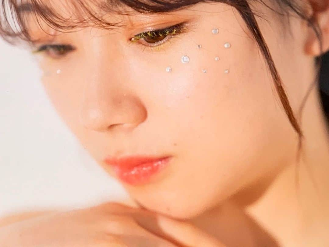 譜久村聖さんのインスタグラム写真 - (譜久村聖Instagram)「6月スタート‧✧̣̥̇‧  Hello!Projectが全体的に嬉しいお知らせばかりで嬉しいです☺️  あゆみんのお洋服のお花も満開ですね❁❀✿✾ あゆみんはこういう淡い色お花が合うねぇ☺︎  #アップトゥボーイ さん #9期10期連載 #譜久村プロデュース のあゆみん  こだわりは 綺麗な目を強調させたく目元に重点を起きました*°  キラキラとイエローマスカラ うん、やっぱり似合ってる!!!  あゆみんプロデュースの自分もお気にです👑  #morningmusume21  #モーニング娘21 #石田亜佑美 #譜久村聖 #あゆみずき #6月 #スタート」6月1日 22時06分 - mizuki_fukumura.official