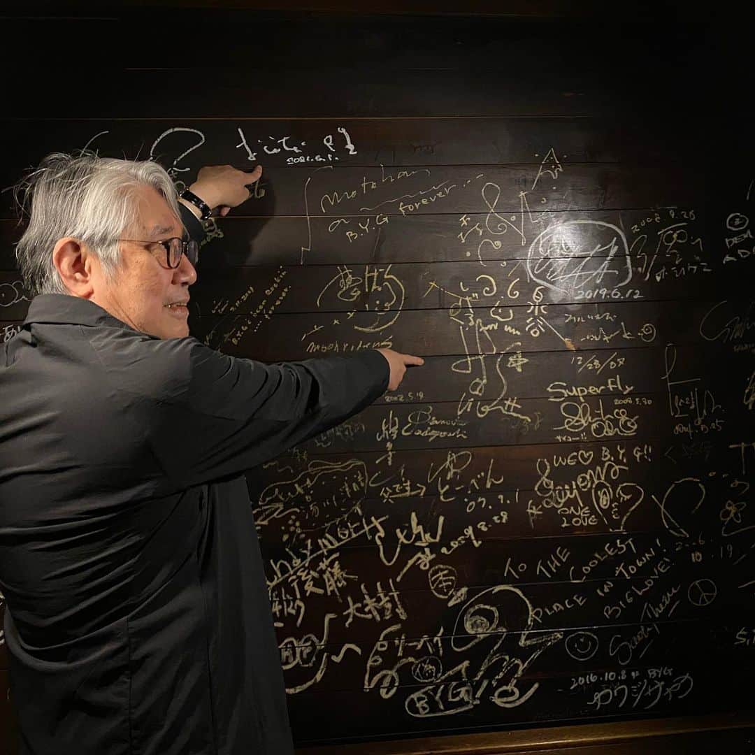 松本隆さんのインスタグラム写真 - (松本隆Instagram)「取材で懐かしい場所へ。眠ってた記憶や、自ら埋めた記憶が不意によみがえる。店頭に石浦信三の文字を発見。ドラムの位置は半世紀経っても変わらないかな。壁に細野さんのサインを発見。近くにぼくも署名した。」6月1日 22時29分 - takashi_matsumoto_official