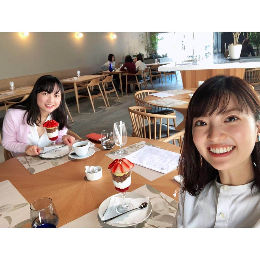 永井友梨のインスタグラム：「今日6月1日は写真の日📸 何ヶ月も前の写真を...🍓❣️  #ゆりゆりランチ #いちご越しもキュートなせらちゃん #いちごの季節が終わってしまう #宮崎ランチ　#宮崎カフェ #ナチュラルトーン　#naturaltone #lunch #cafe #strawberry」