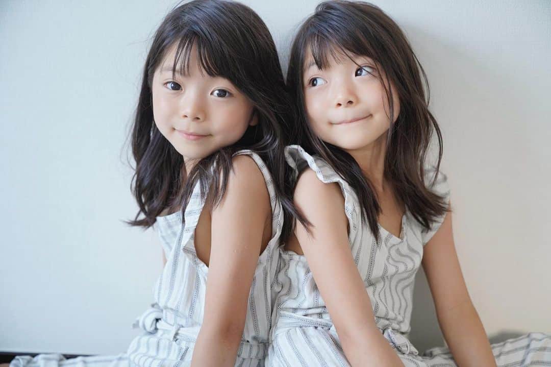 Yukiさんのインスタグラム写真 - (YukiInstagram)「６月もよろしくお願いします✩.*˚  ２０２１年の上半期も今月でラストなんて本当にあっという間🥺✨✨  日に日に日焼けしてきた双子ちゃん🤗✨　  長女も双子も、 ふとお姉さんらしくなったと思う瞬間がたまにあって私もびっくりしちゃう👀✨  久しぶりに @next.japan に行ったらジュニアサイズが可愛くてまとめ買い🤗💓  ６月は☔️など体調にも気をつけて元気に過ごしたいですね🤗✨」6月1日 22時33分 - yukikuu96
