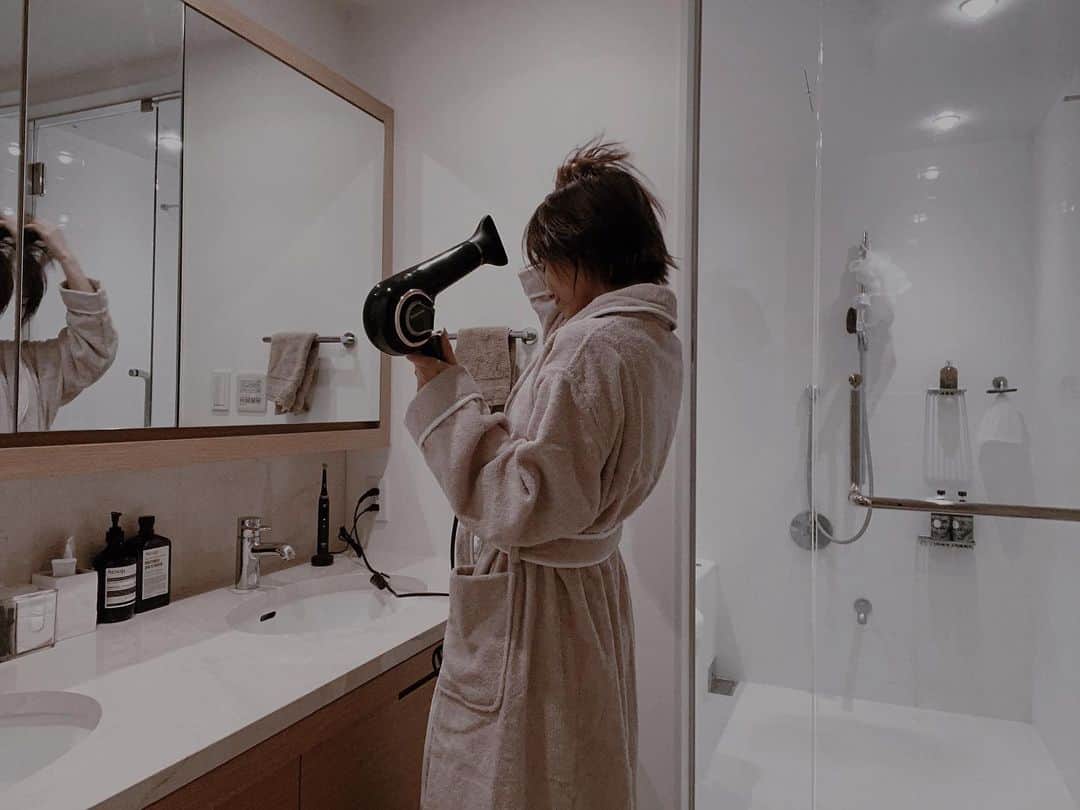 宮本沙恵のインスタグラム：「新しいドライヤー🤍🛁 . 最近バスローブにハマりまして楽天ルームに載せました🧼 #hairdryer#repronizer」