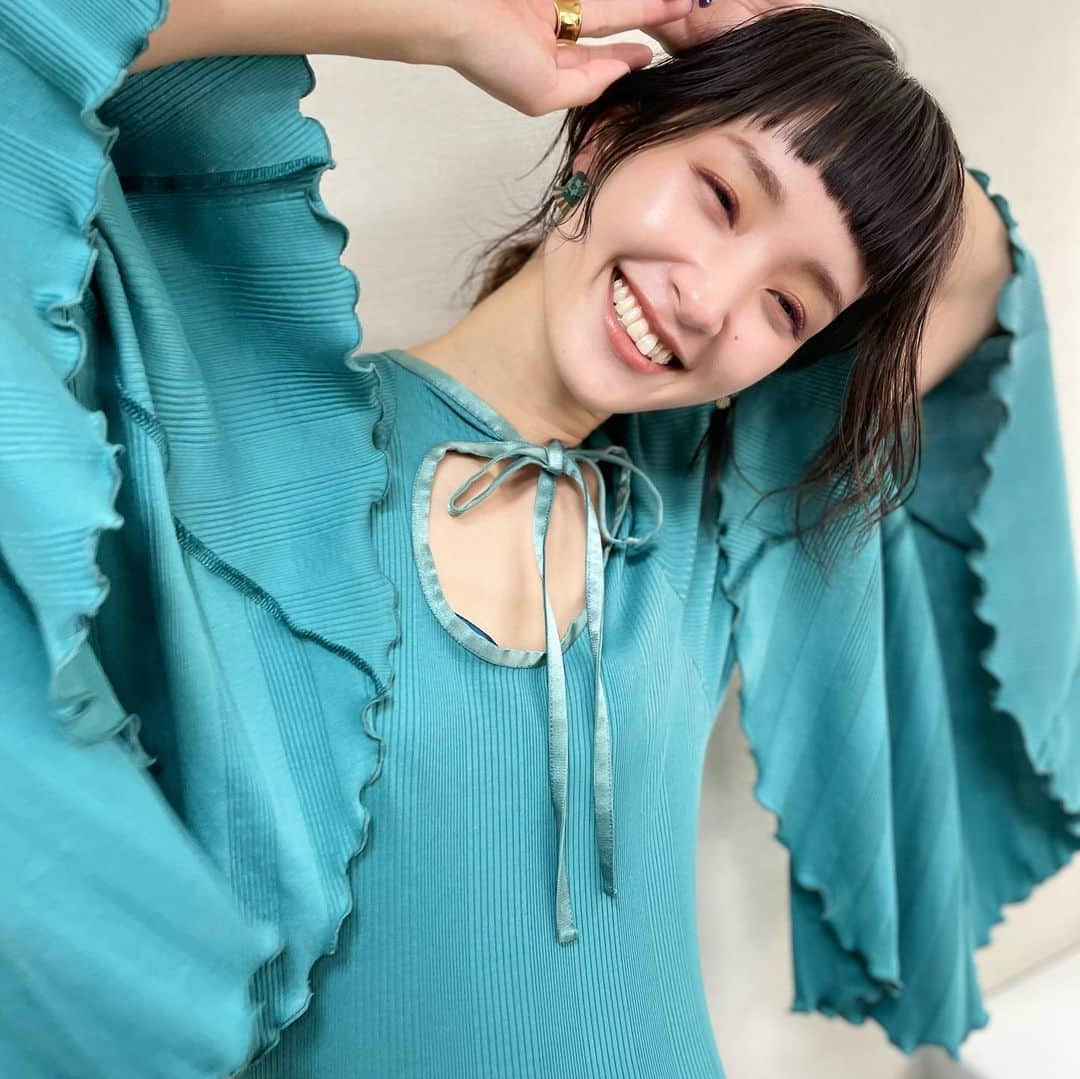 剛力彩芽さんのインスタグラム写真 - (剛力彩芽Instagram)「*** ちょっと前のアンビリのお衣装♡ この子、すっごい好きだなぁ… あ。お洋服のことだよ、笑笑  👗:)) @sui_tokyo  earrings:)) @roughntumble_mine  💍:)) @do_la.official  PR:)) @rhodes_showroom   #アンビリ #お衣装」6月1日 22時42分 - ayame_goriki_official