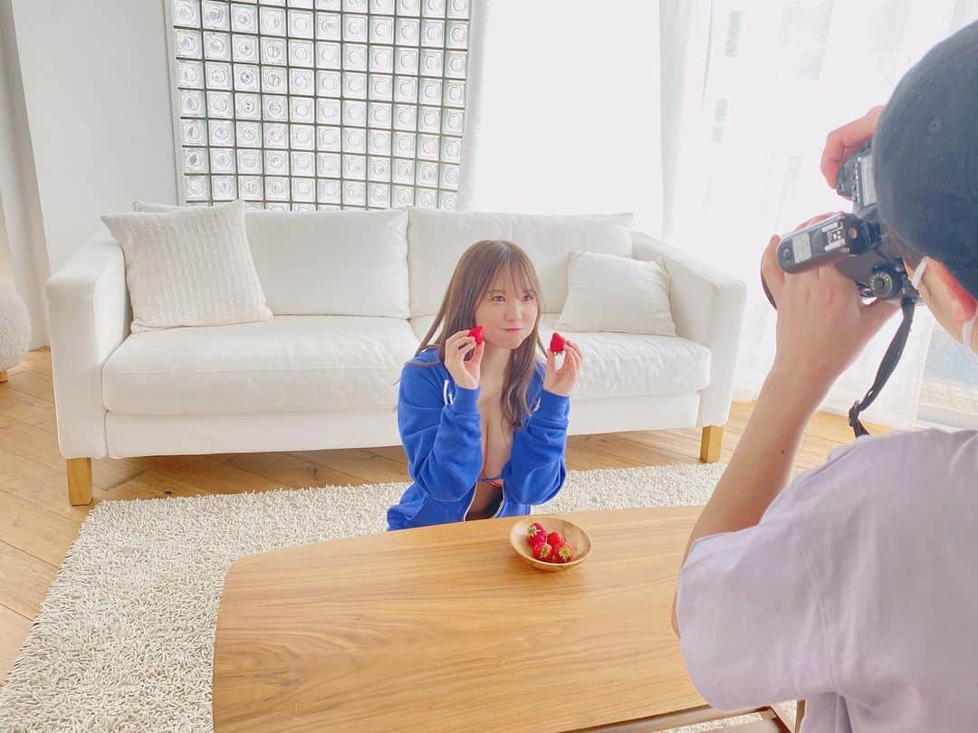 本郷柚巴のインスタグラム：「5/31に発売された BUBKAさん7月号に 私のアザーカットグラビアが 掲載されています☺️  今回はポストカードが2種類あるのでそちらもチェックしていただけたら嬉しいです❤️  #オフショット #いちご #美味しかった #BUBKA さん #猫」