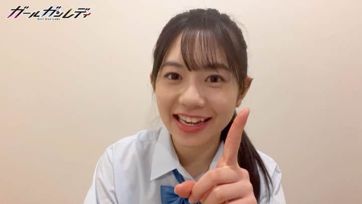 ガールガンレディのインスタグラム：「#ガールガンレディ 今夜‼️  放送まであと2️⃣時間だガン⏰  #カウントダウンバトン🔫 なんと、、、、 夏先輩( #伊藤萌々香 )が登場❕🥺  本編では妹の冬美が、 アルファタンゴの一員として 今夜も大活躍⁉️🥺🔫💥  ／ 今夜✨ MBS 1:09〜 TBS 1:28〜 ＼  🌟8話はコチラから⏩https://tver.jp/corner/f0074769 🌟1〜8話は #TELASA で⏩ https://www.telasa.jp/series/11484  ▓█▓ 9話あらすじ ▓█▓  松子（石井杏奈）は、ガールガンレディだった…。過去の「ガールガンファイト」で優勝し、晴れてコマンダーから人間になれた松子だったが、新たな世界では、全く知らない記憶が作られていた。全てを告白した松子が、「最後の式典」の前に、生き残ったプレイヤー達にガールガンシステムを破壊できるという、プラモデル「ガールアーマー」を探そうと申し出る。小春らは、守山先生（和田雅成）が「ガールアーマー」を作ったM太郎だと疑い、星宮先生（朝比奈彩）にも協力を得て、聞き出そうとするが…？  #白石聖 #石井杏奈 #大原優乃 #伊藤萌々香 #出口夏希 #寺本莉緒 #石田桃香 #安藤咲桜 #井頭愛海 #鈴木ゆうか #染野有来 #大原梓 #神南里奈 #Hina #見上愛 #田辺桃子 #葵うたの #和田雅成 #朝比奈彩 #濱田岳 #ドラマイズム」